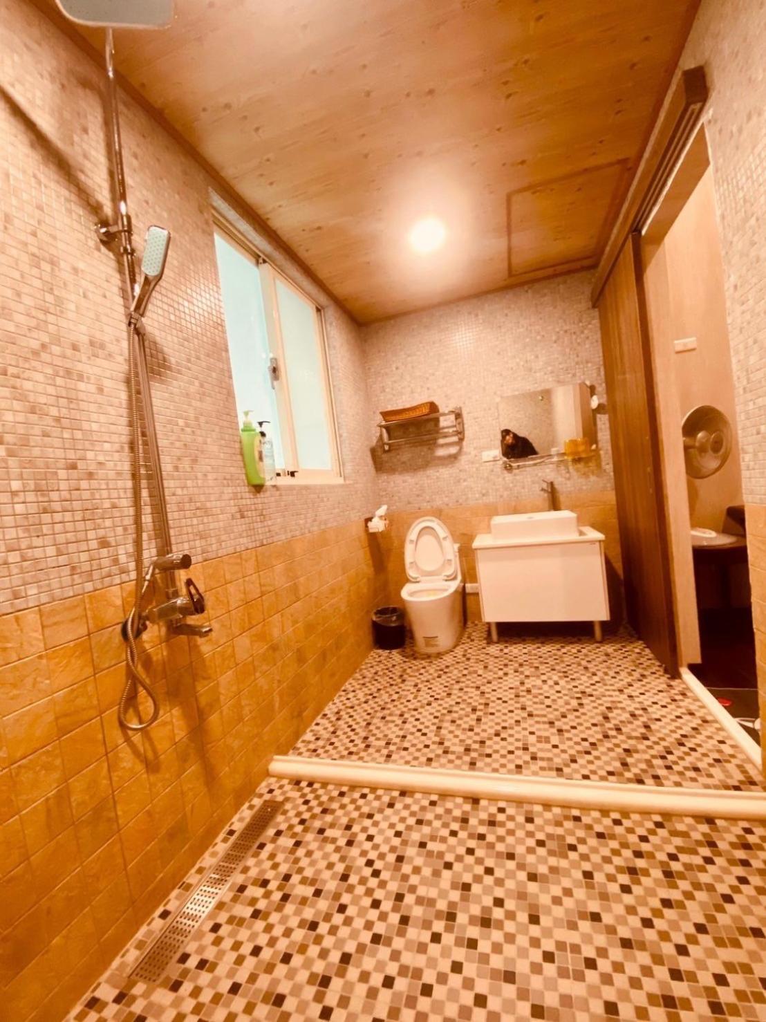 Quadruple Room with Private Bathroom photo 2