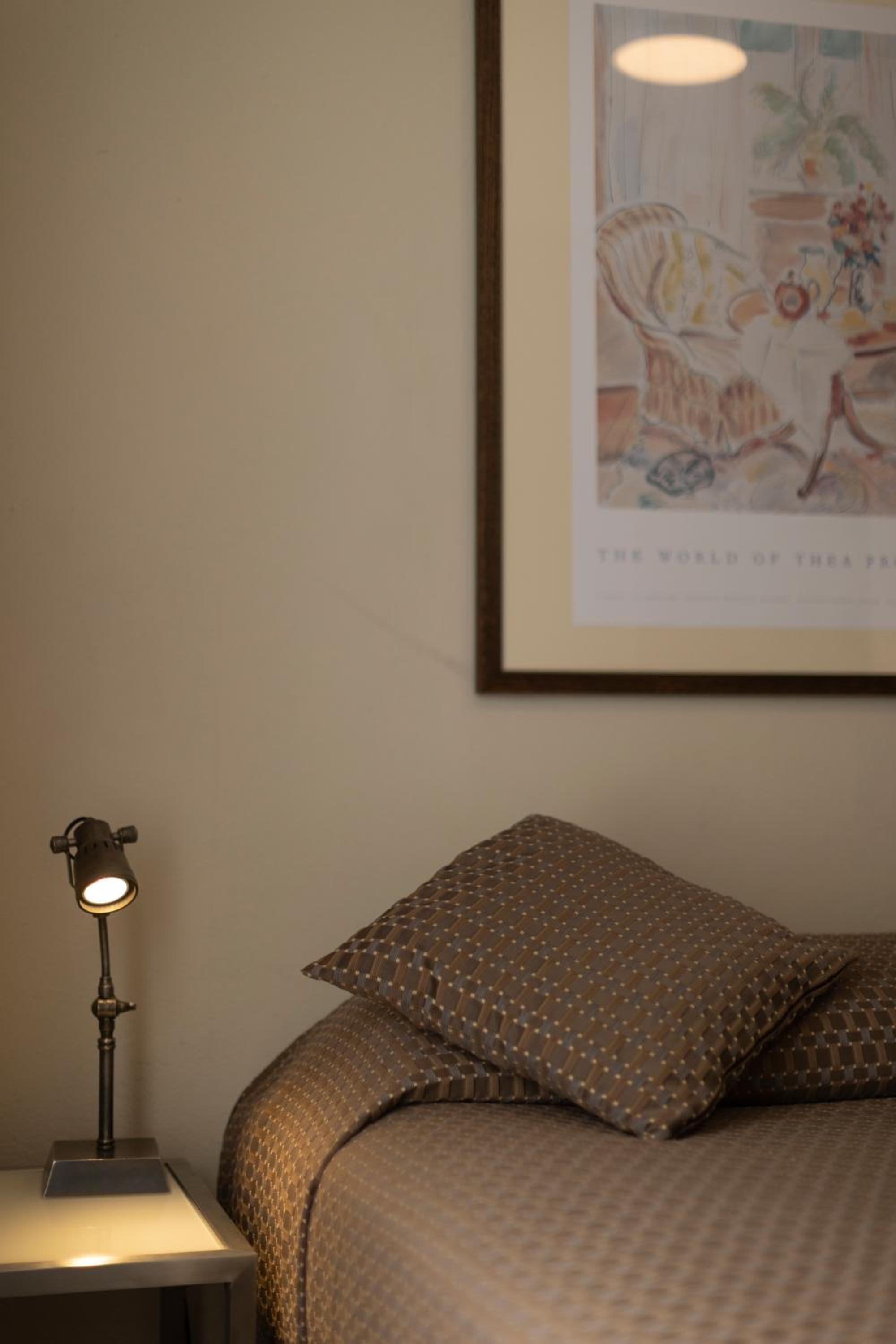 Executive One-Bedroom Apartment - Photo 2