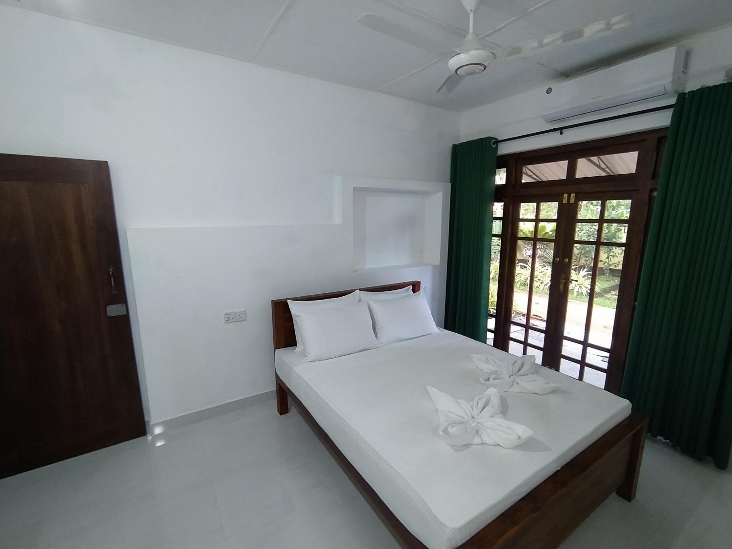 Deluxe Double Room (2 Adults + 1 Child)