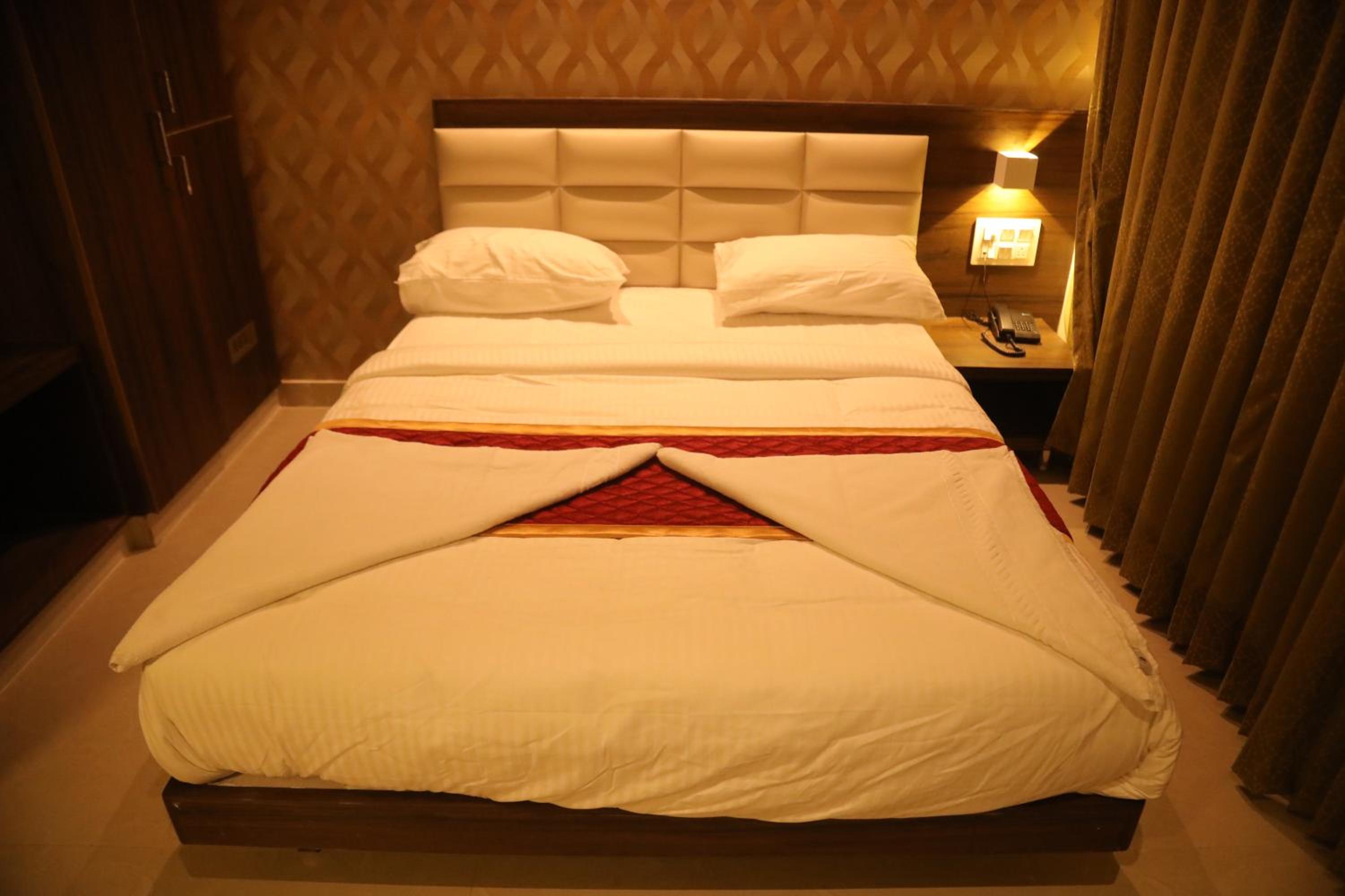 Deluxe Double Room with Bath - Photo 2