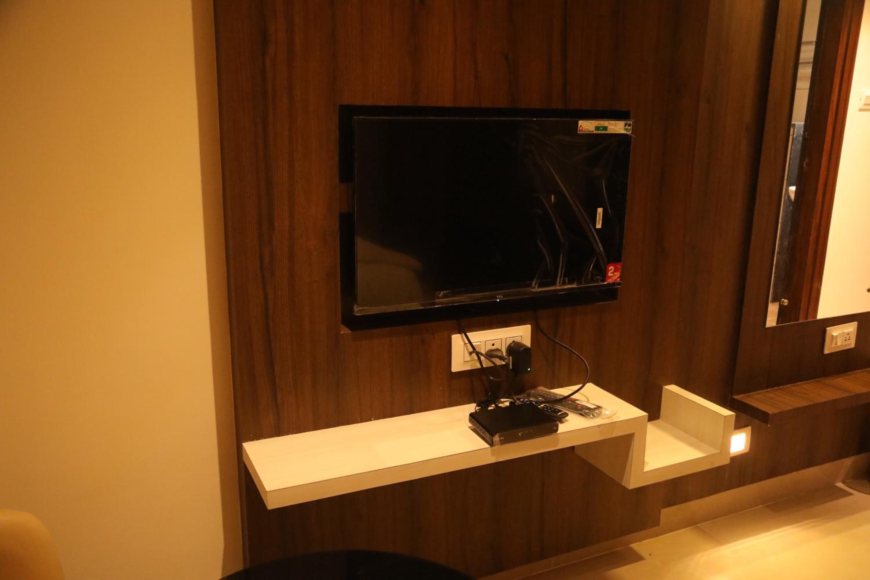 Deluxe Double Room with Bath - Photo 3