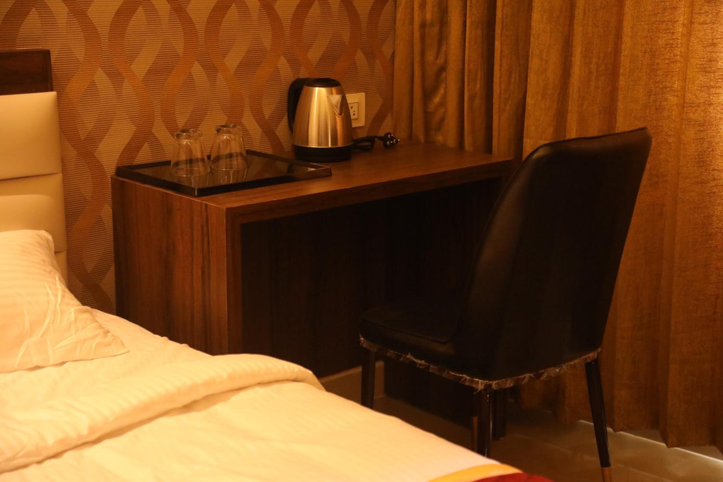 Deluxe Double Room with Bath - Photo 1