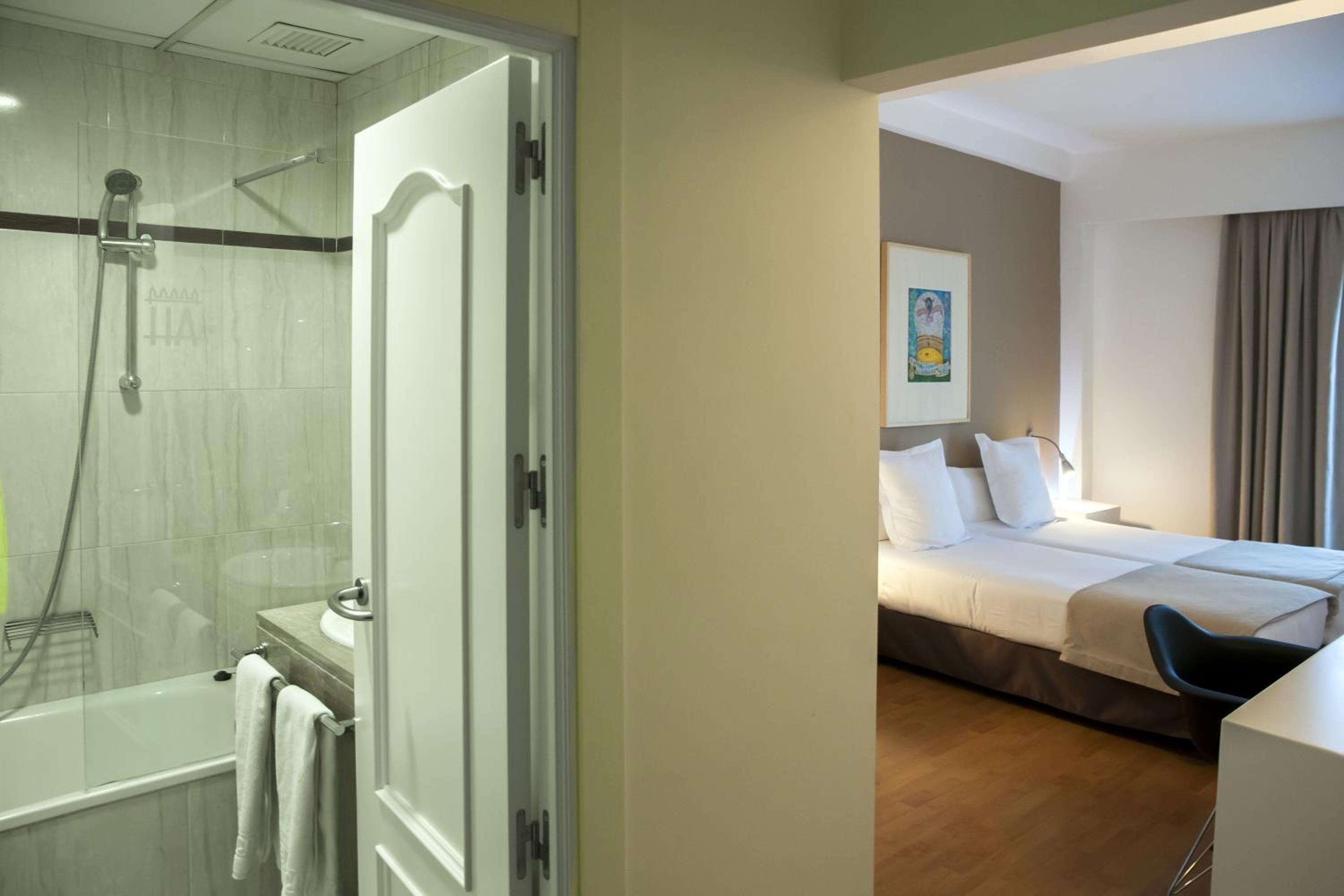 Comfort Double or Twin Room with View - Photo 9