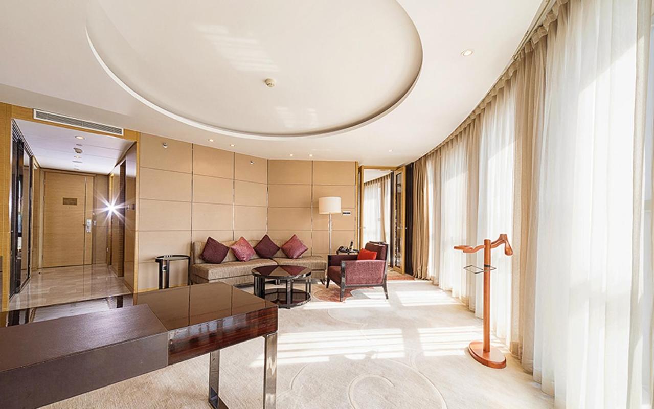 Deluxe Suite with Executive Lounge Access photo 2