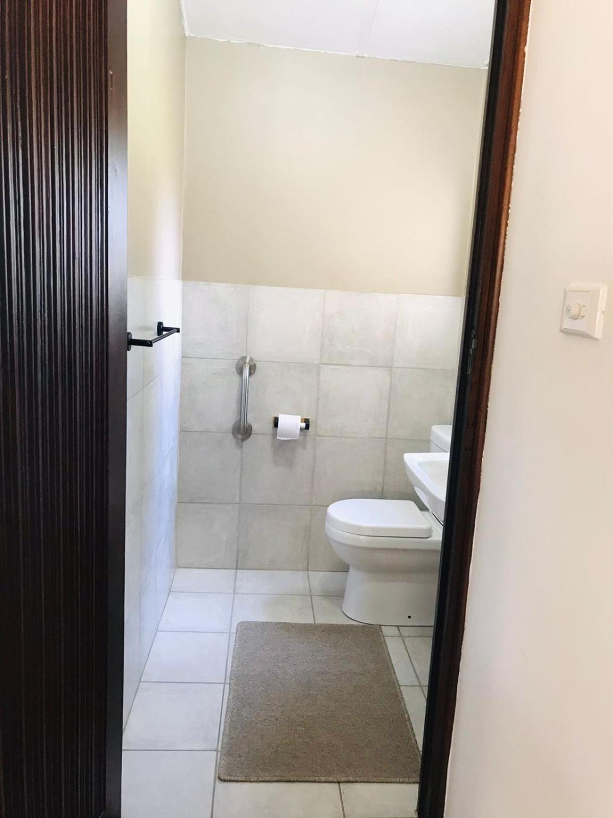 Five-Bedroom House - Photo 14