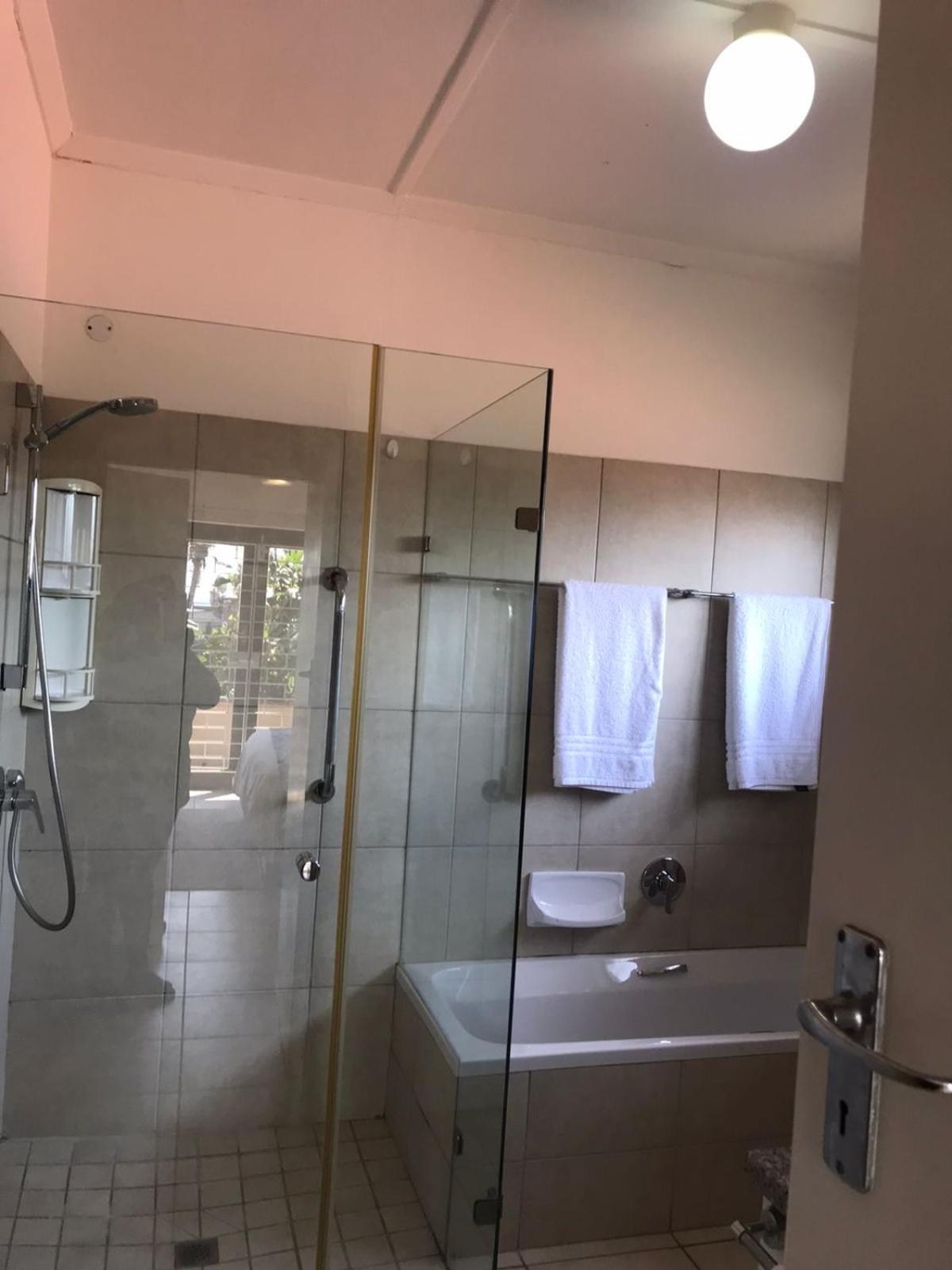 Five-Bedroom House - Photo 25