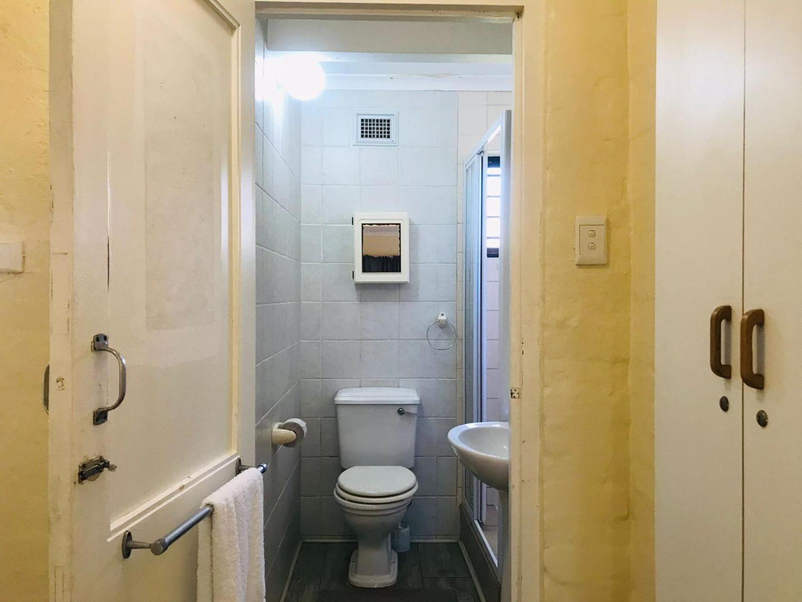 Five-Bedroom House - Photo 18