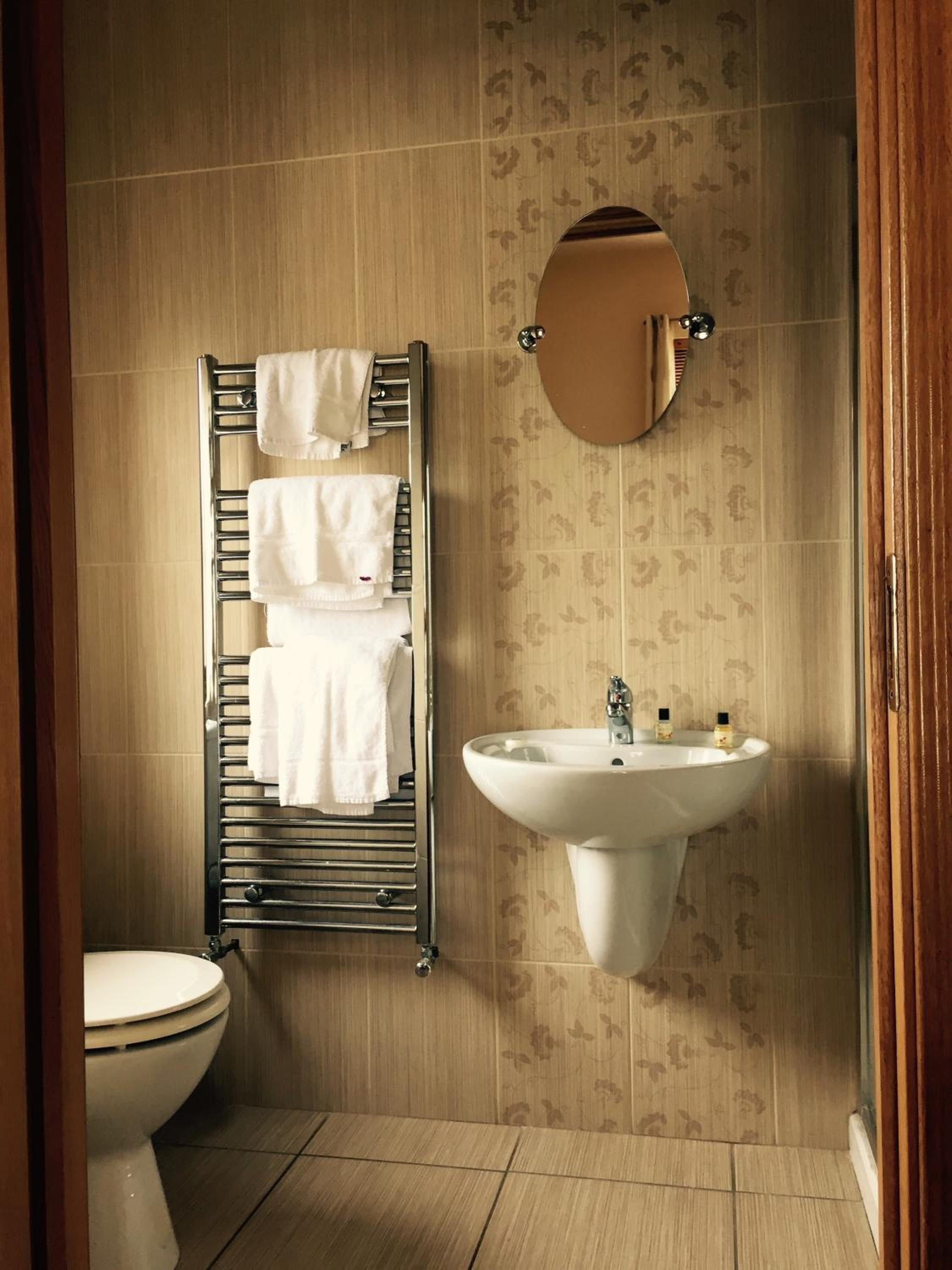 Twin Room with Bathroom - Photo 2