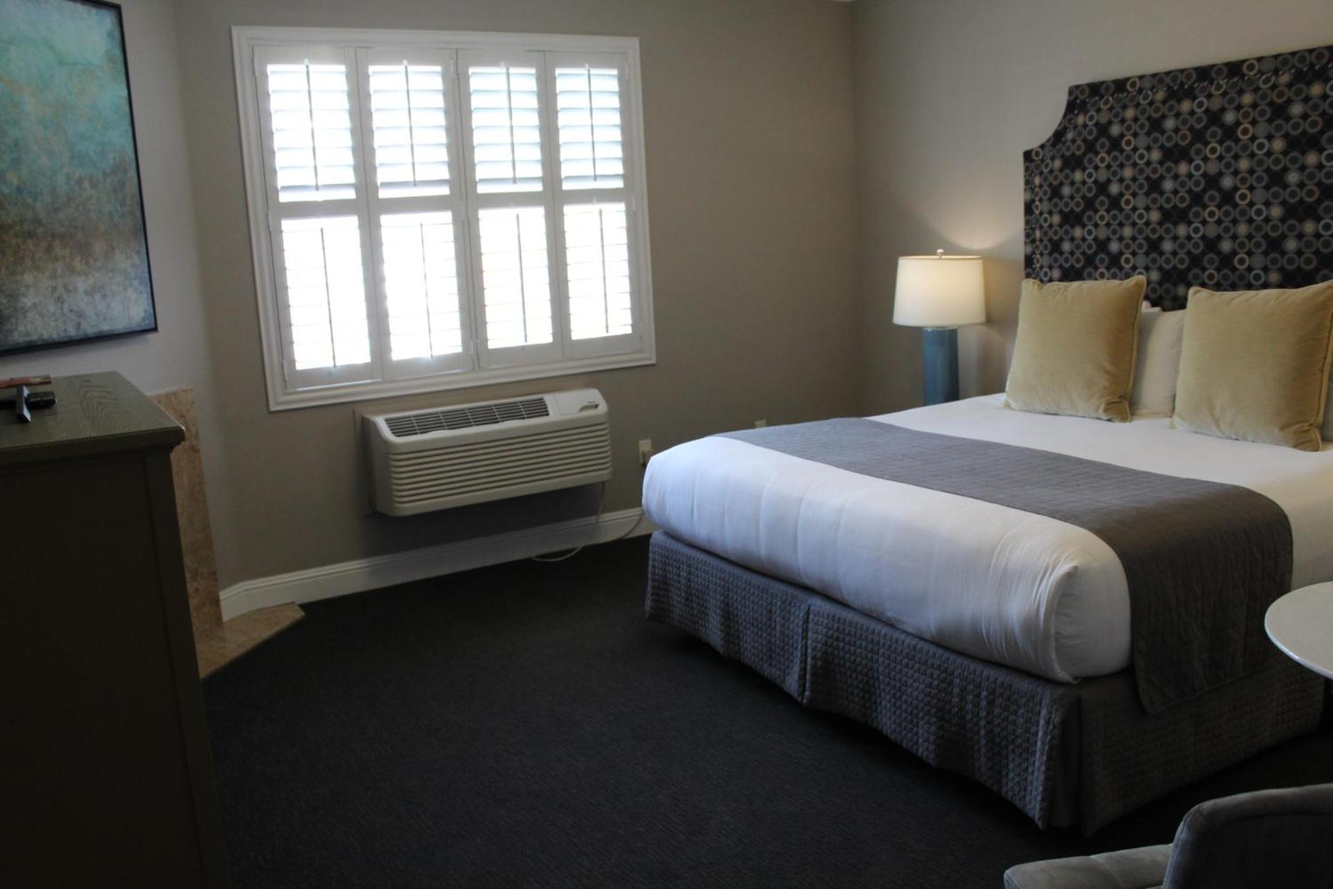 Deluxe King Room - Photo 7