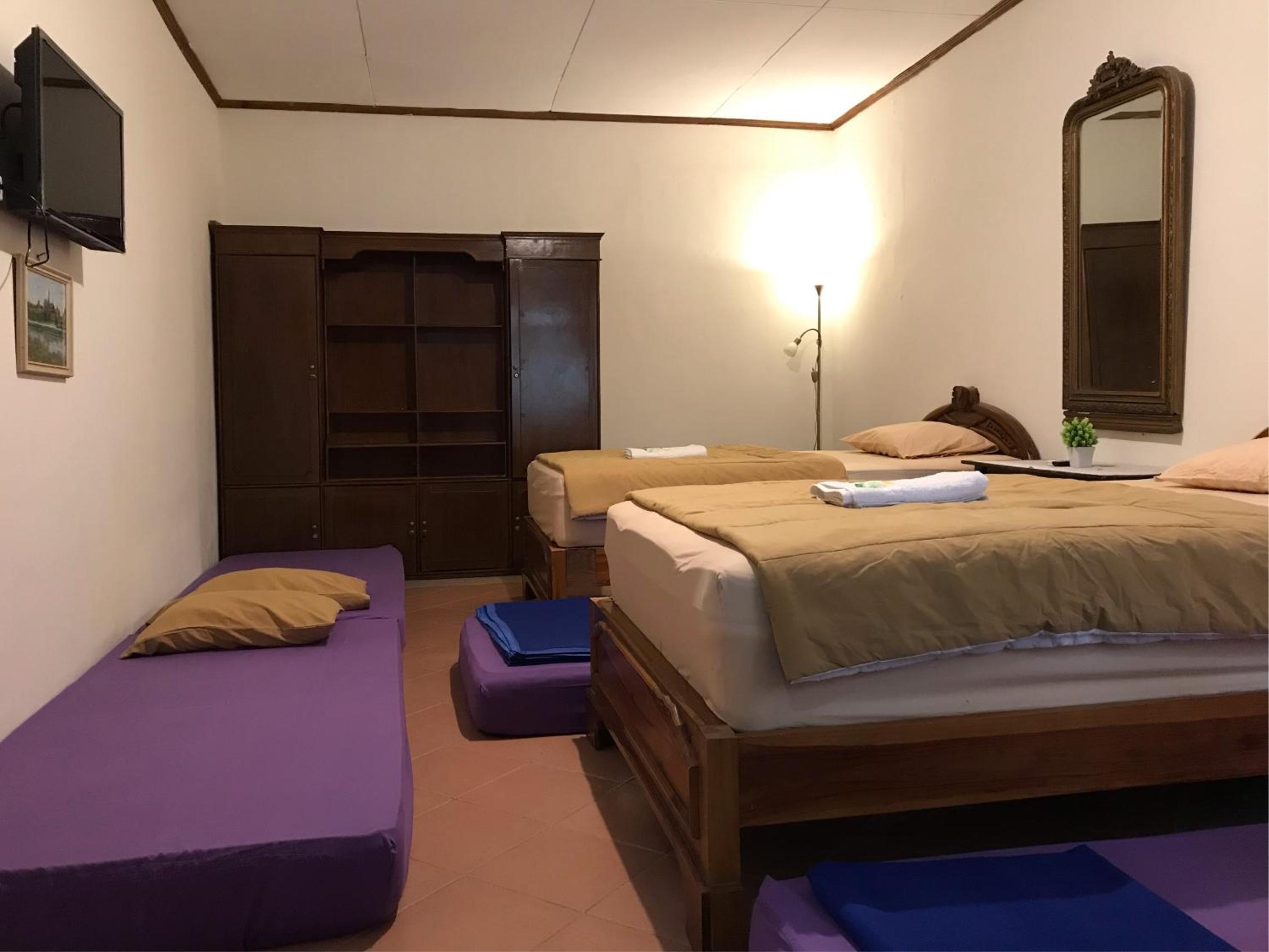 Double or Twin Room with Private Bathroom - Photo 12