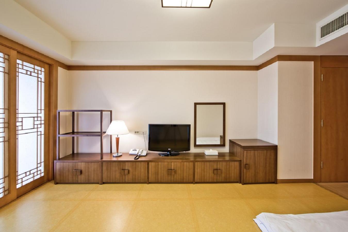 Deluxe Ondol Room with Mountain View - Photo 2