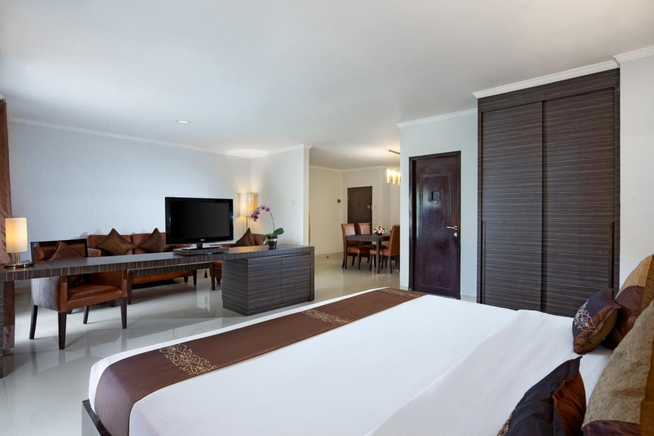 Suite - Photo 1