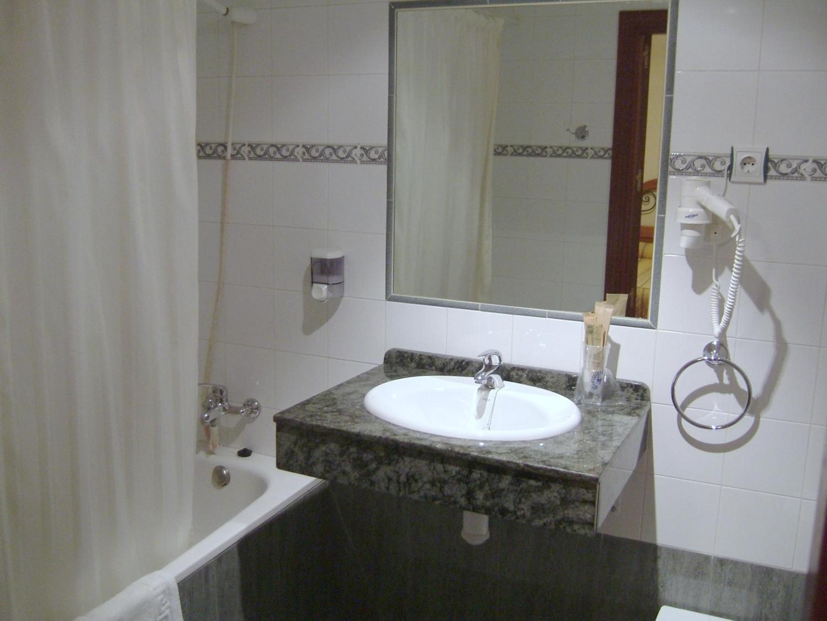 Double or Twin Room - Photo 2