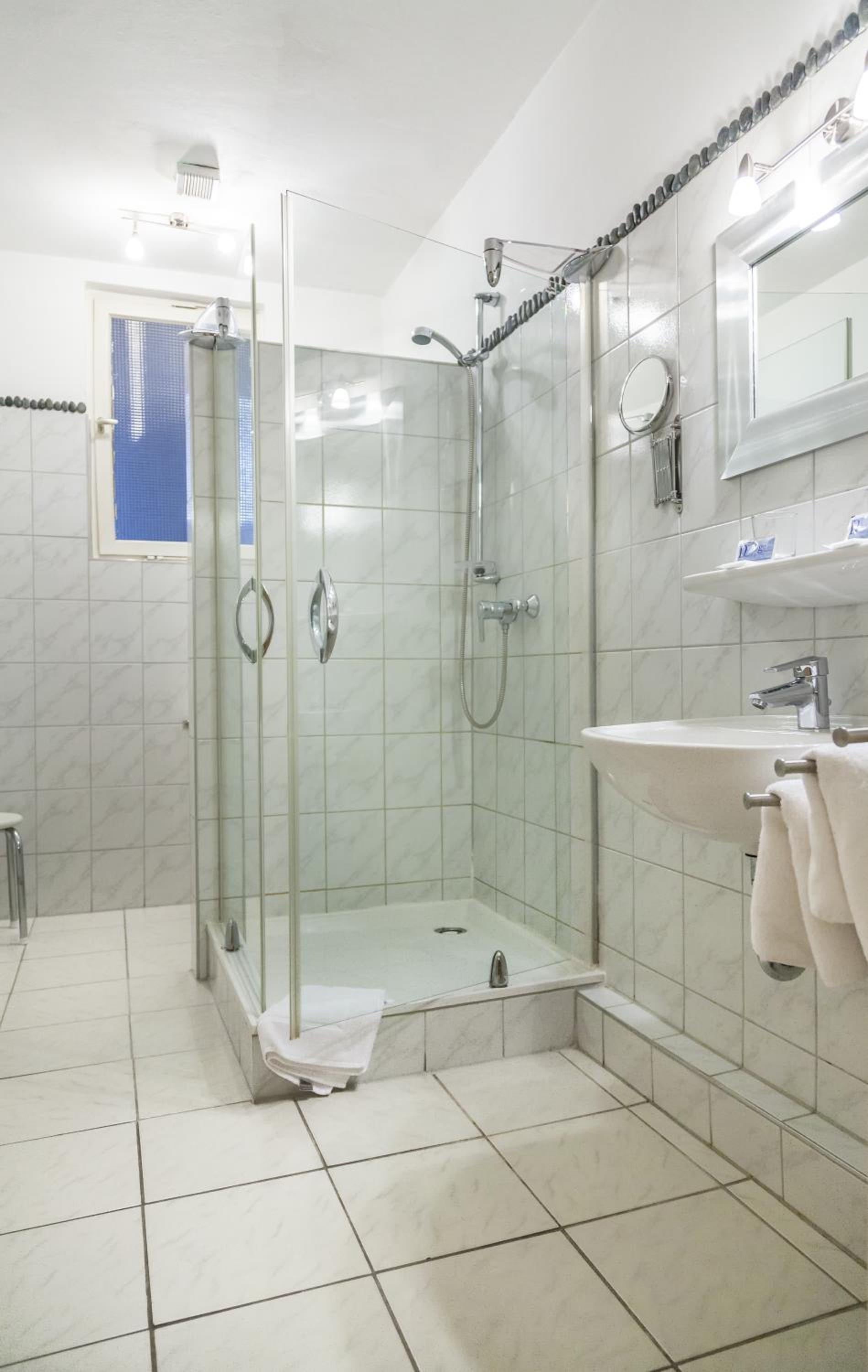 Double Room - Photo 16