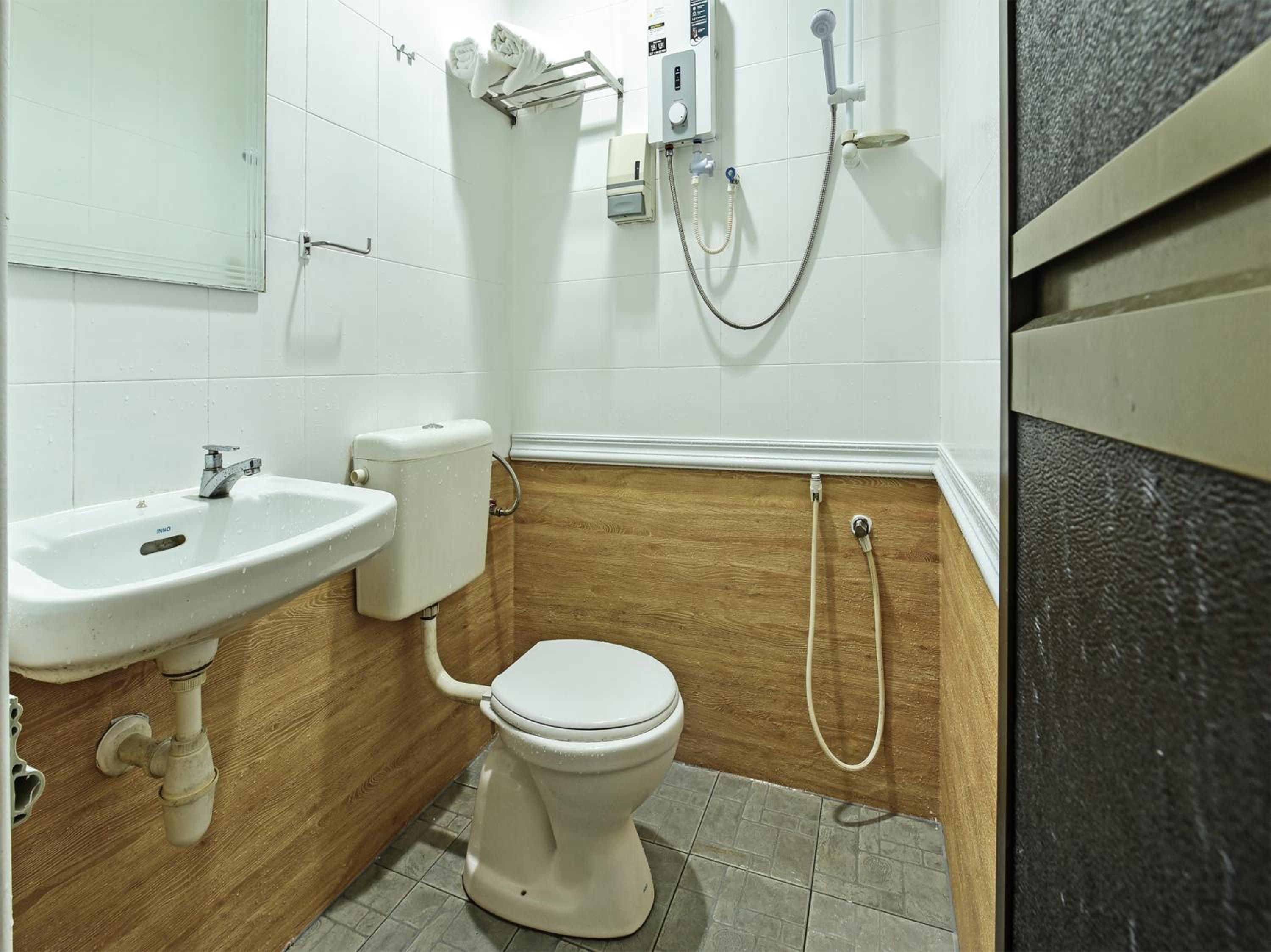 Standard Twin Room - Photo 5