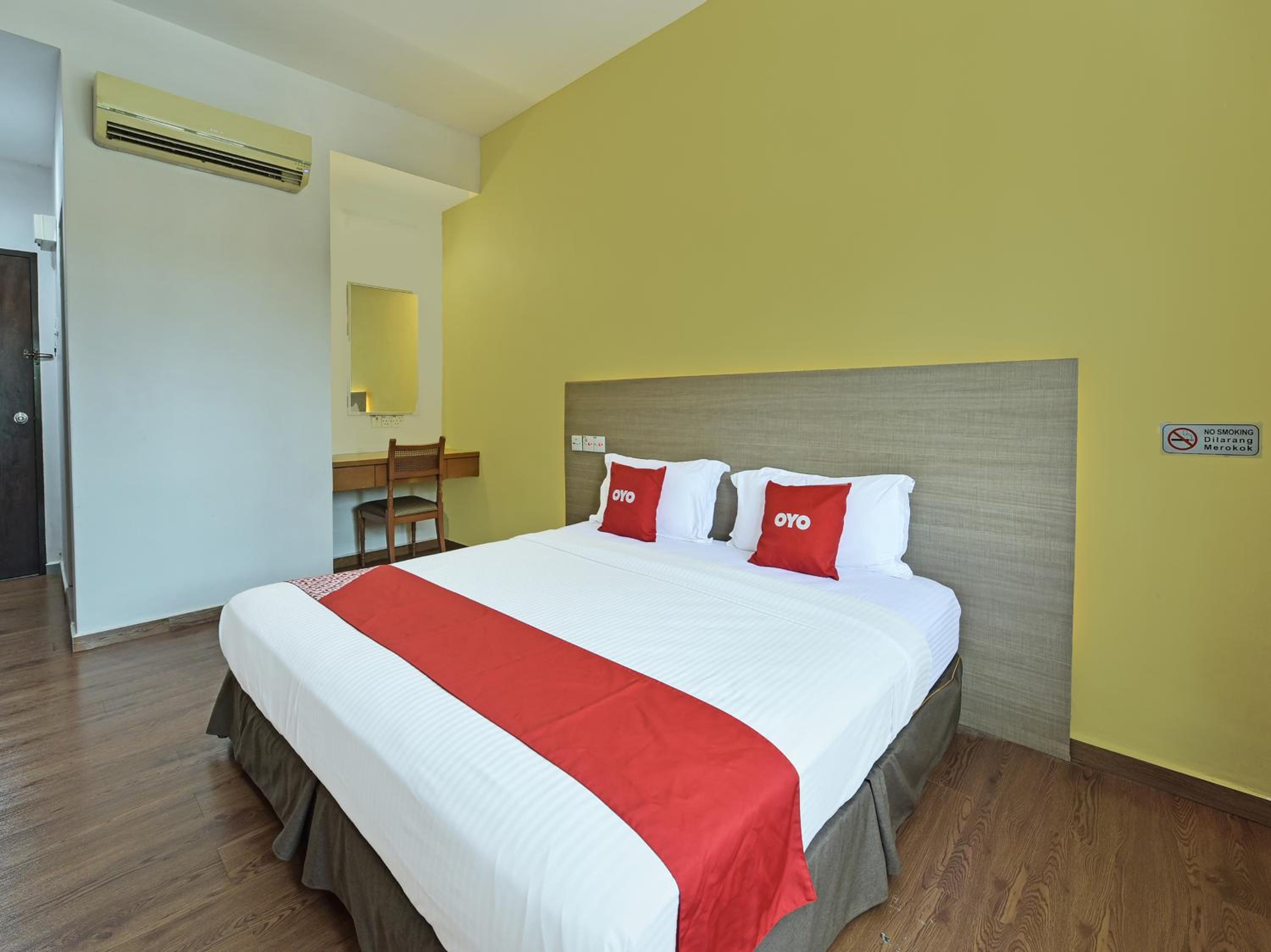 Deluxe King Room - Photo 3