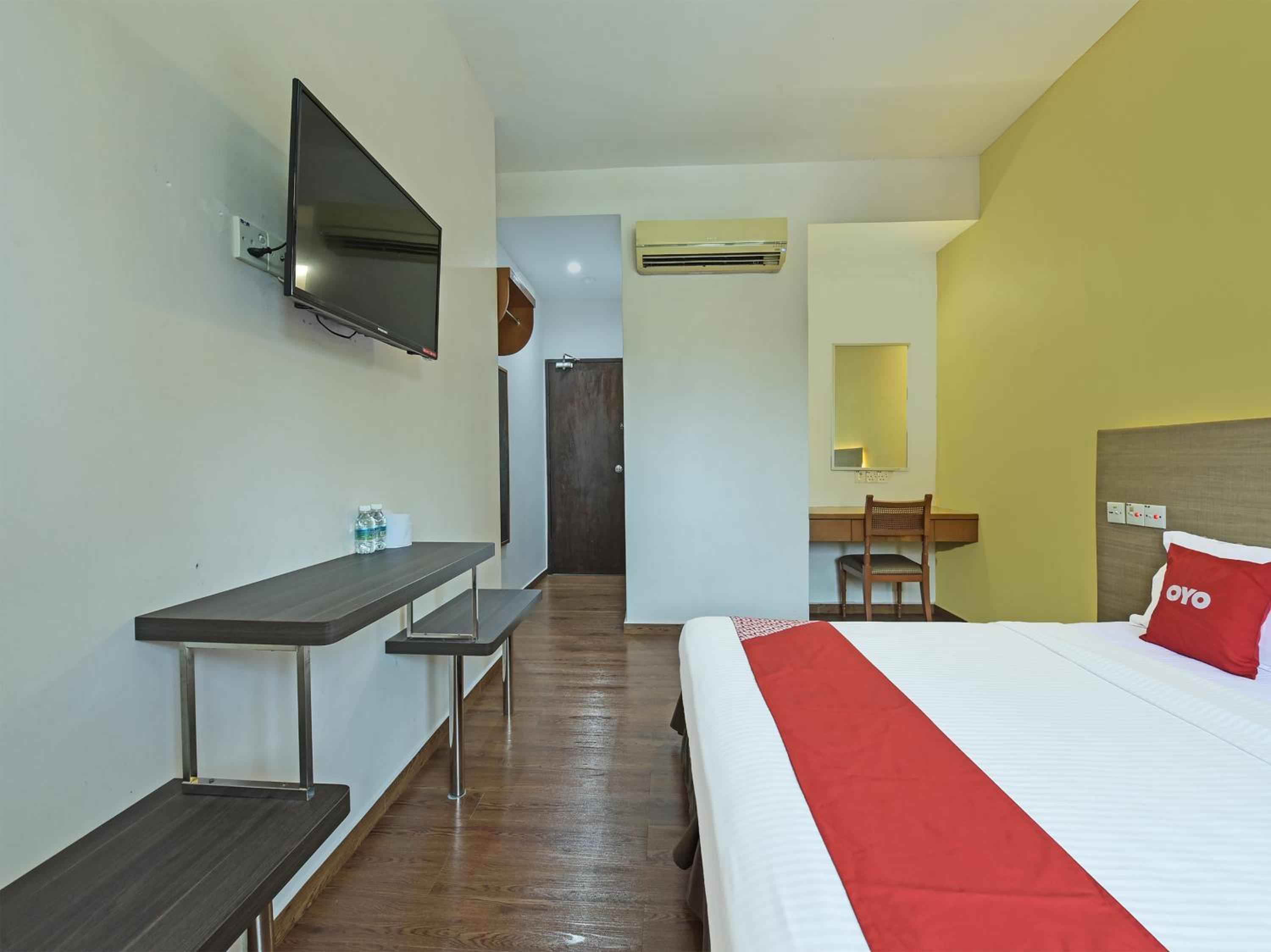 Deluxe King Room - Photo 2
