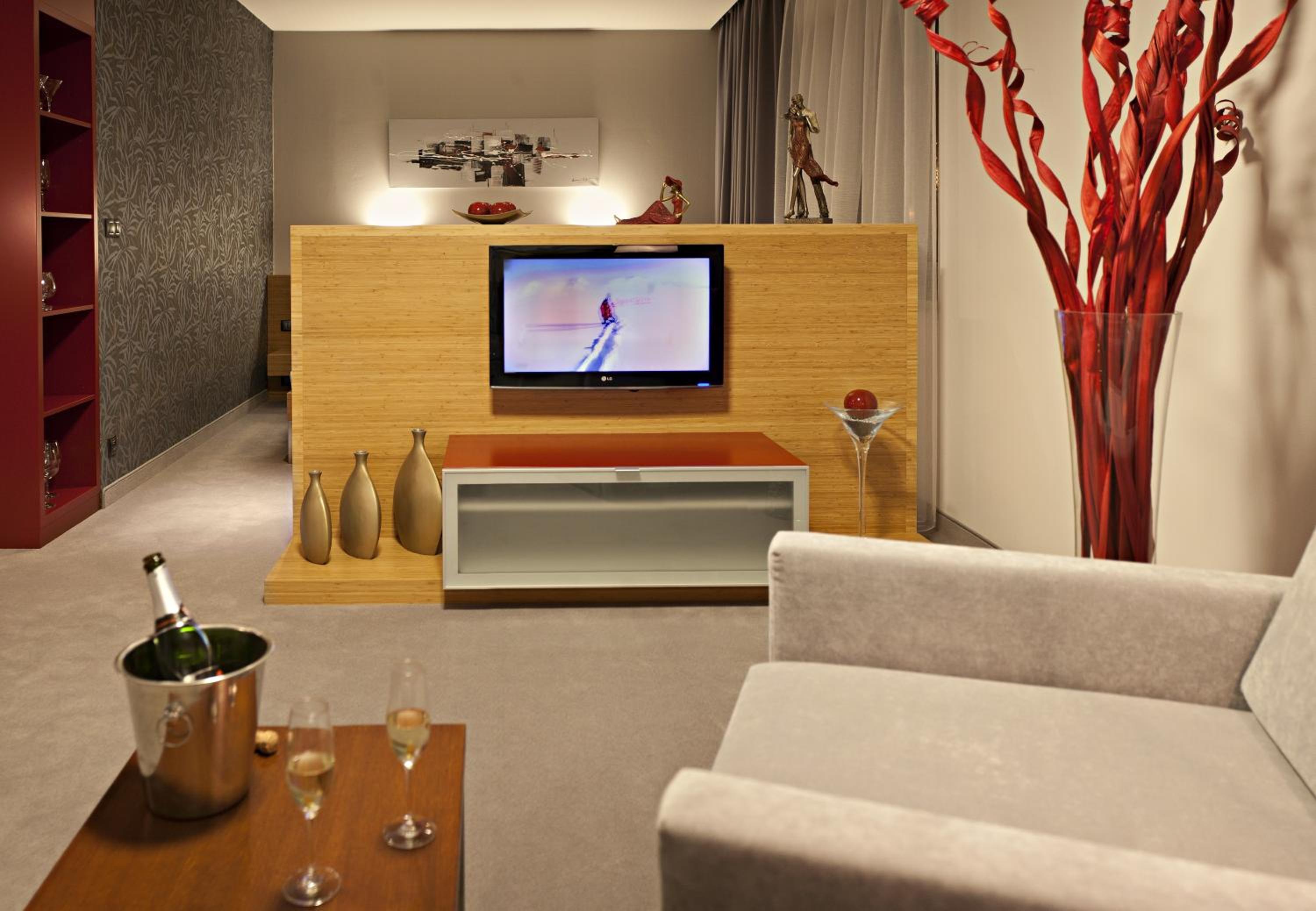 One-Bedroom Suite (2 Adults) - Photo 4