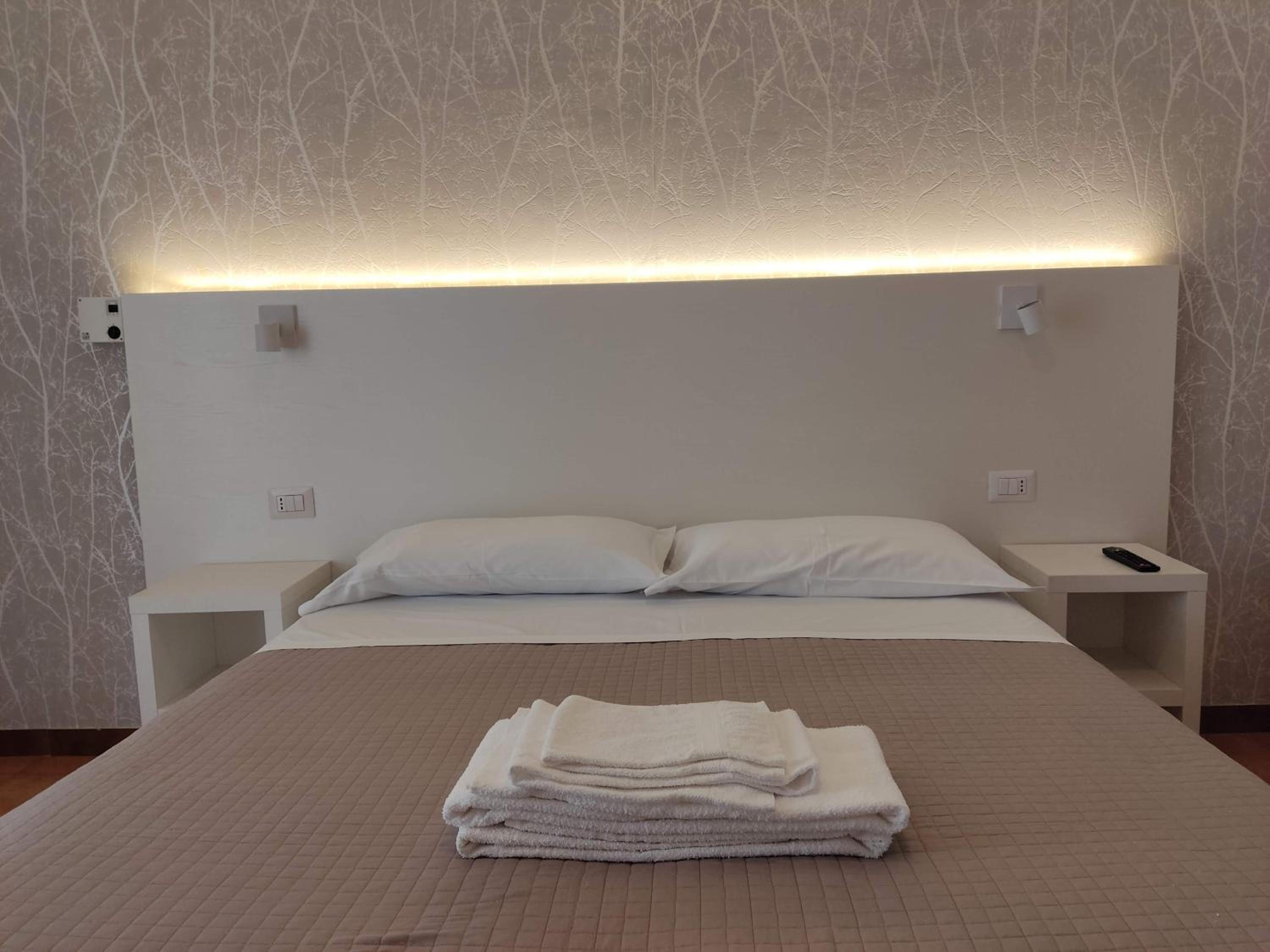 Standard Double Room - Photo 2
