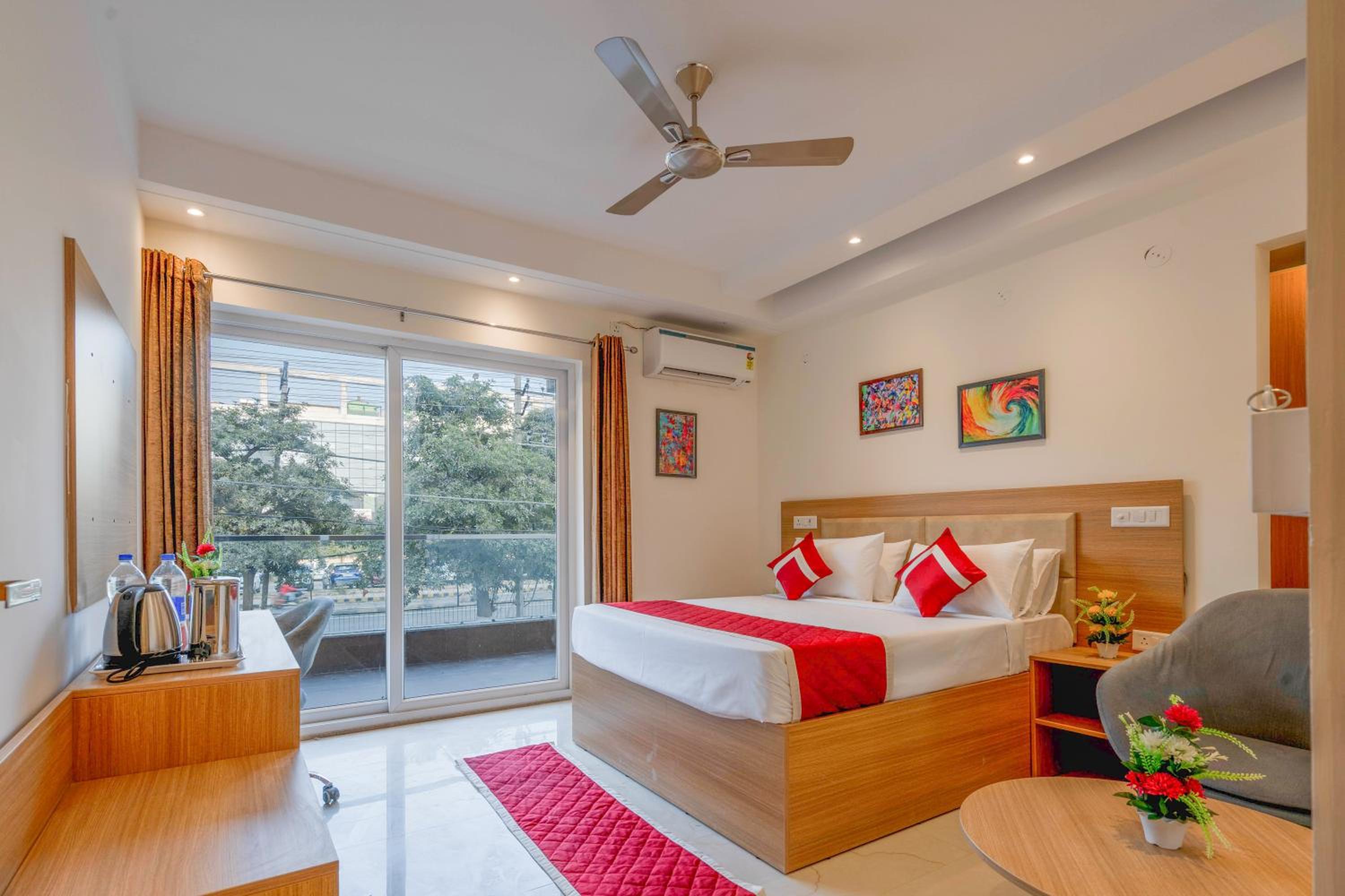 Deluxe Double Room with Balcony photo 1