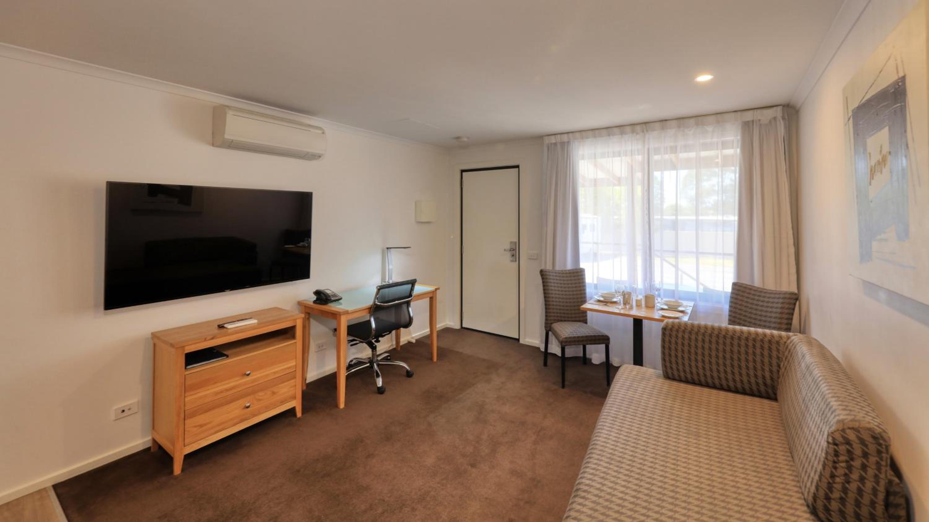 One-Bedroom Apartment photo 3