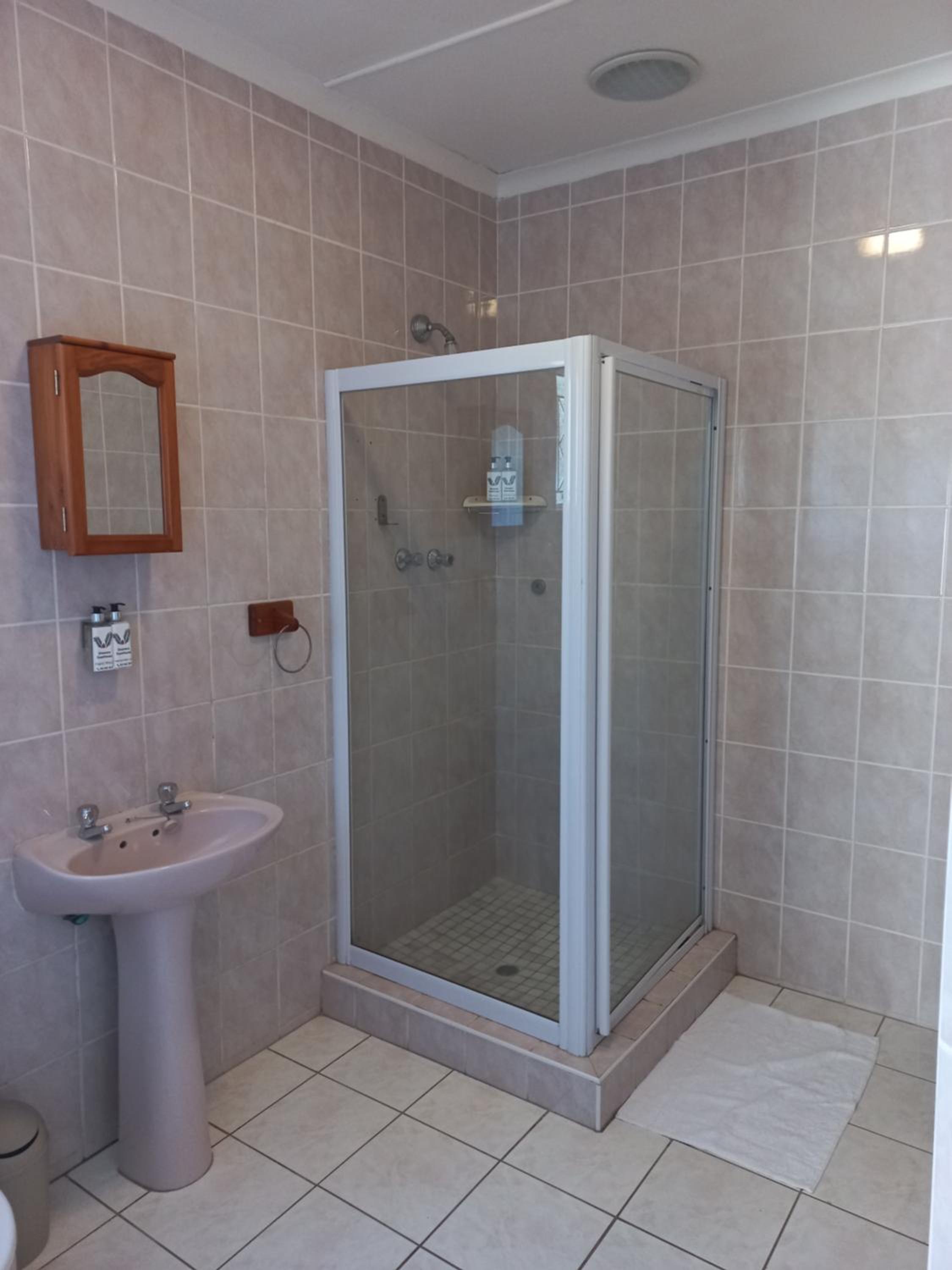 Triple Room with Shared Bathroom photo 2