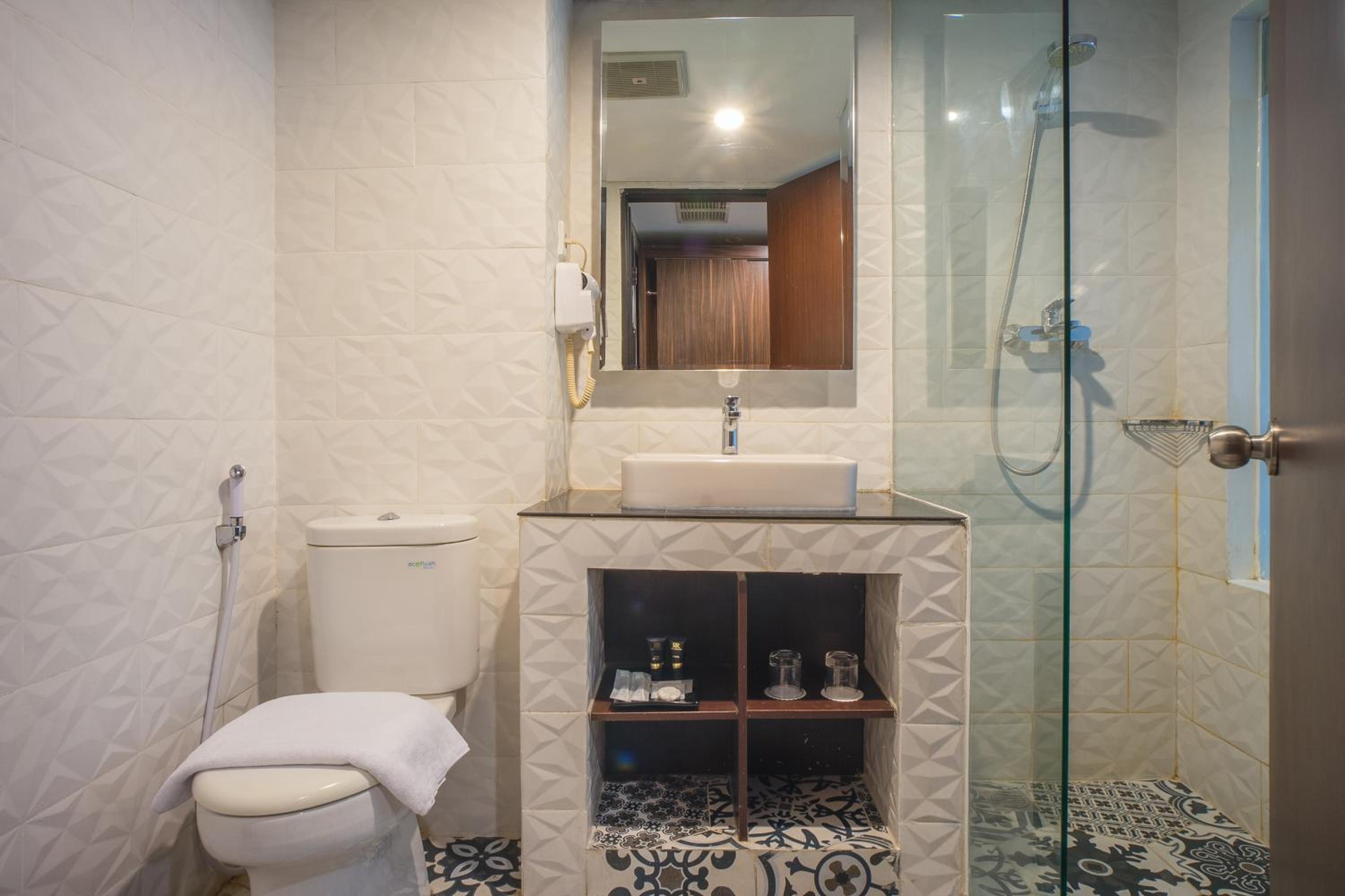 Deluxe Double Room (2 Adults + 1 Child) photo 3