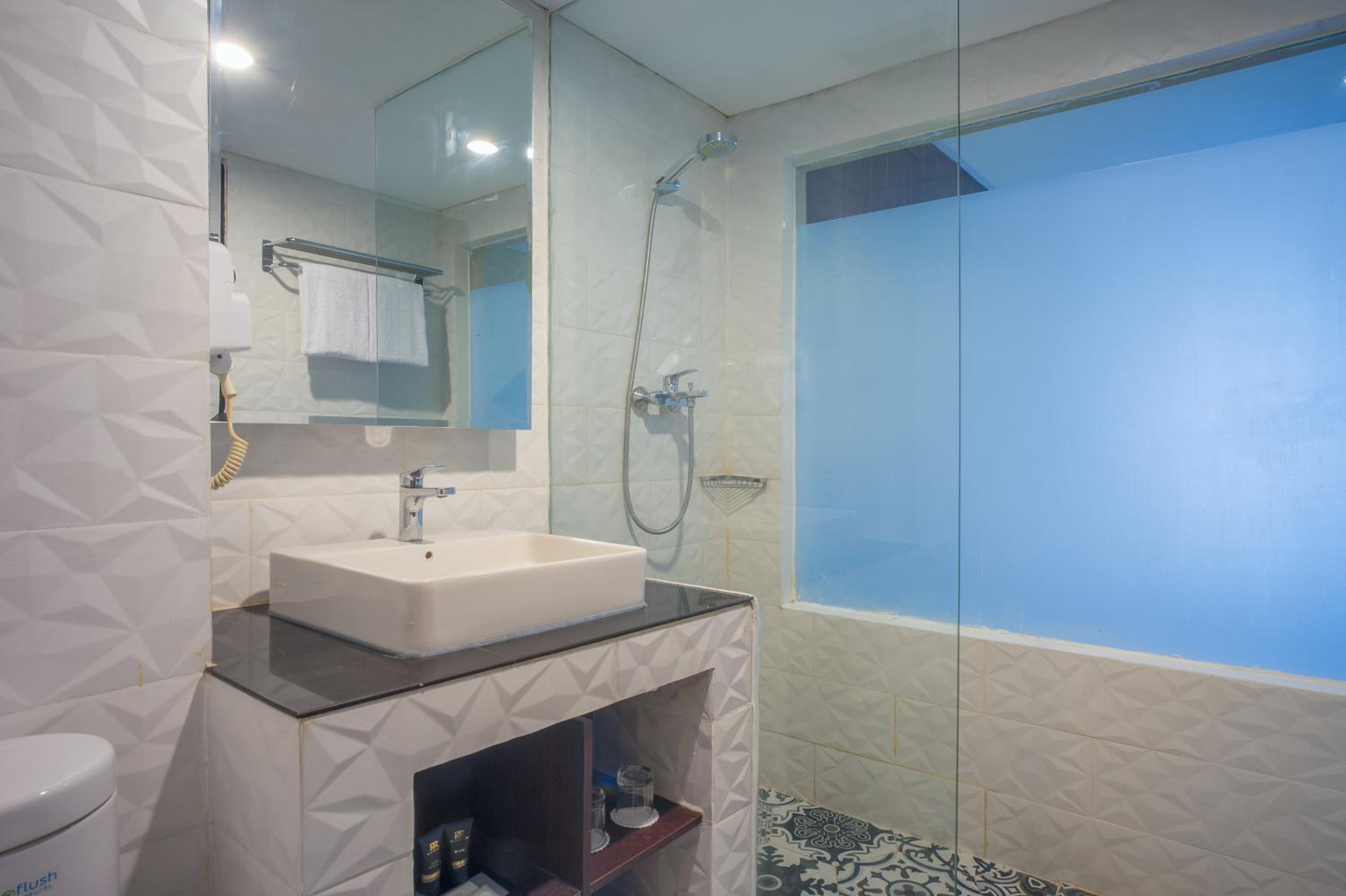 Deluxe Double Room (2 Adults + 1 Child) photo 2