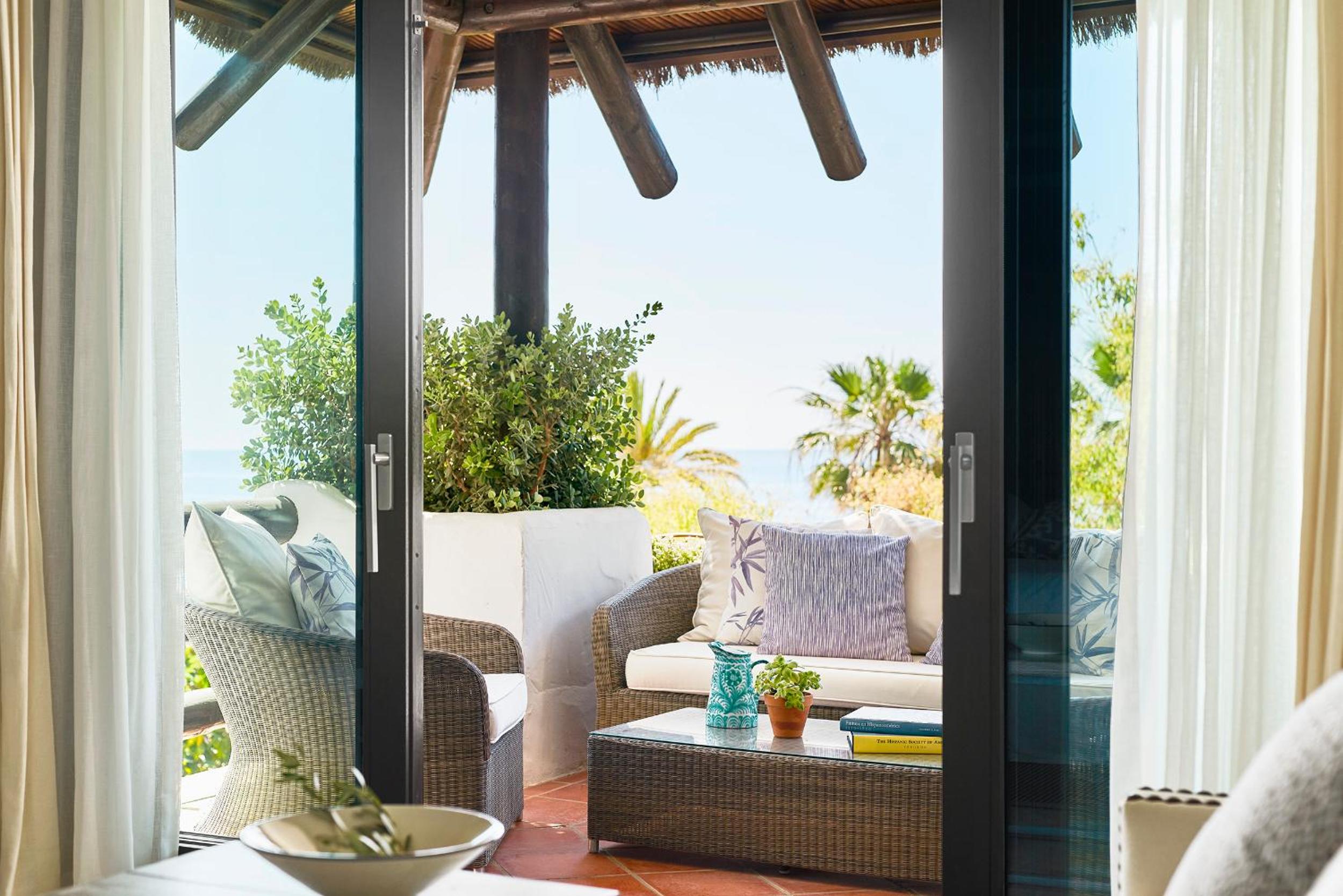Deluxe Beach Front Room thumbnail 5