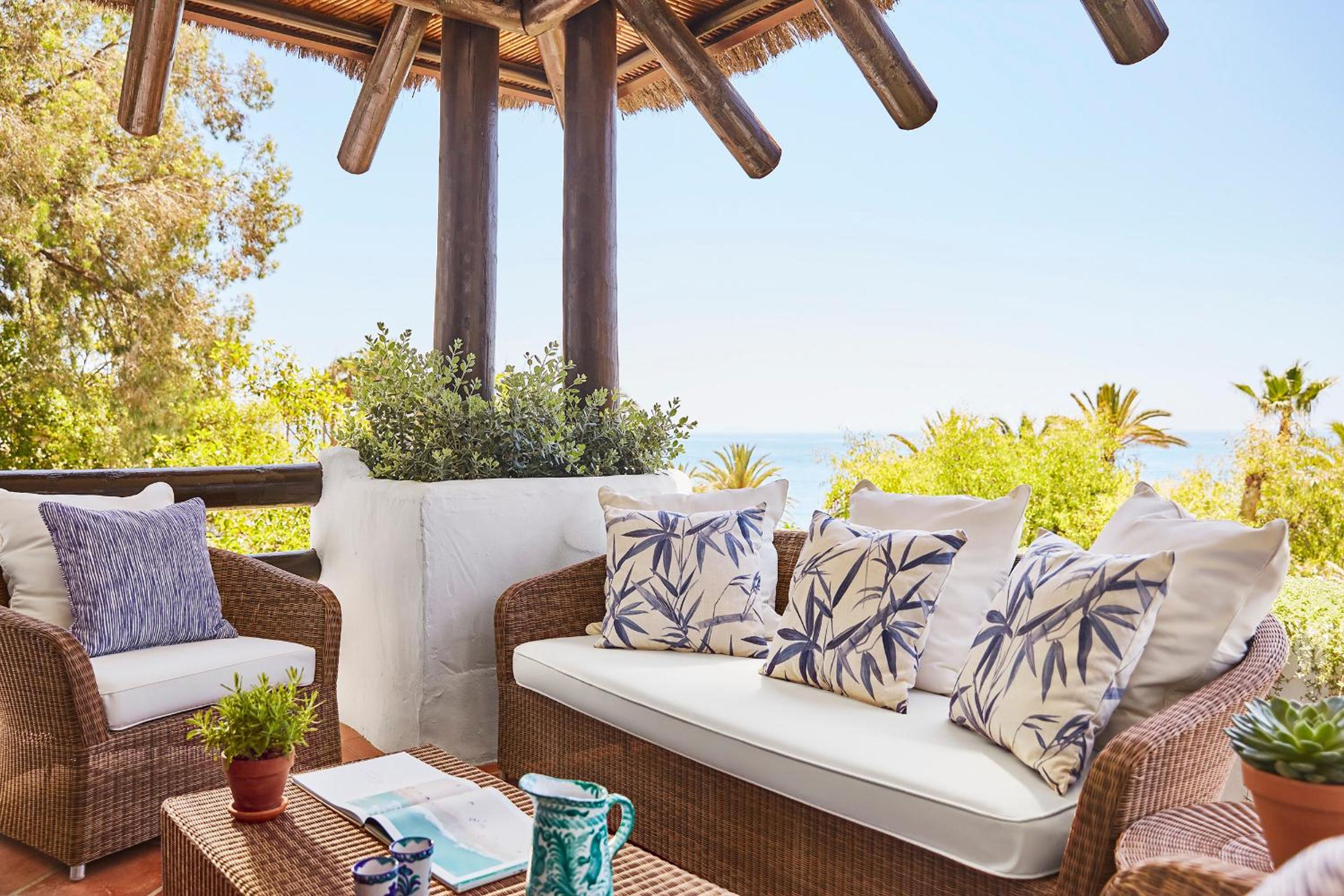 Deluxe Beach Front Room thumbnail 6
