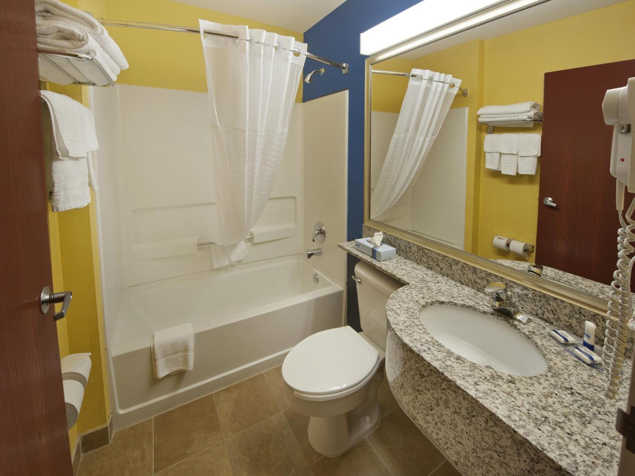 Queen Suite - Non-Smoking - Photo 2