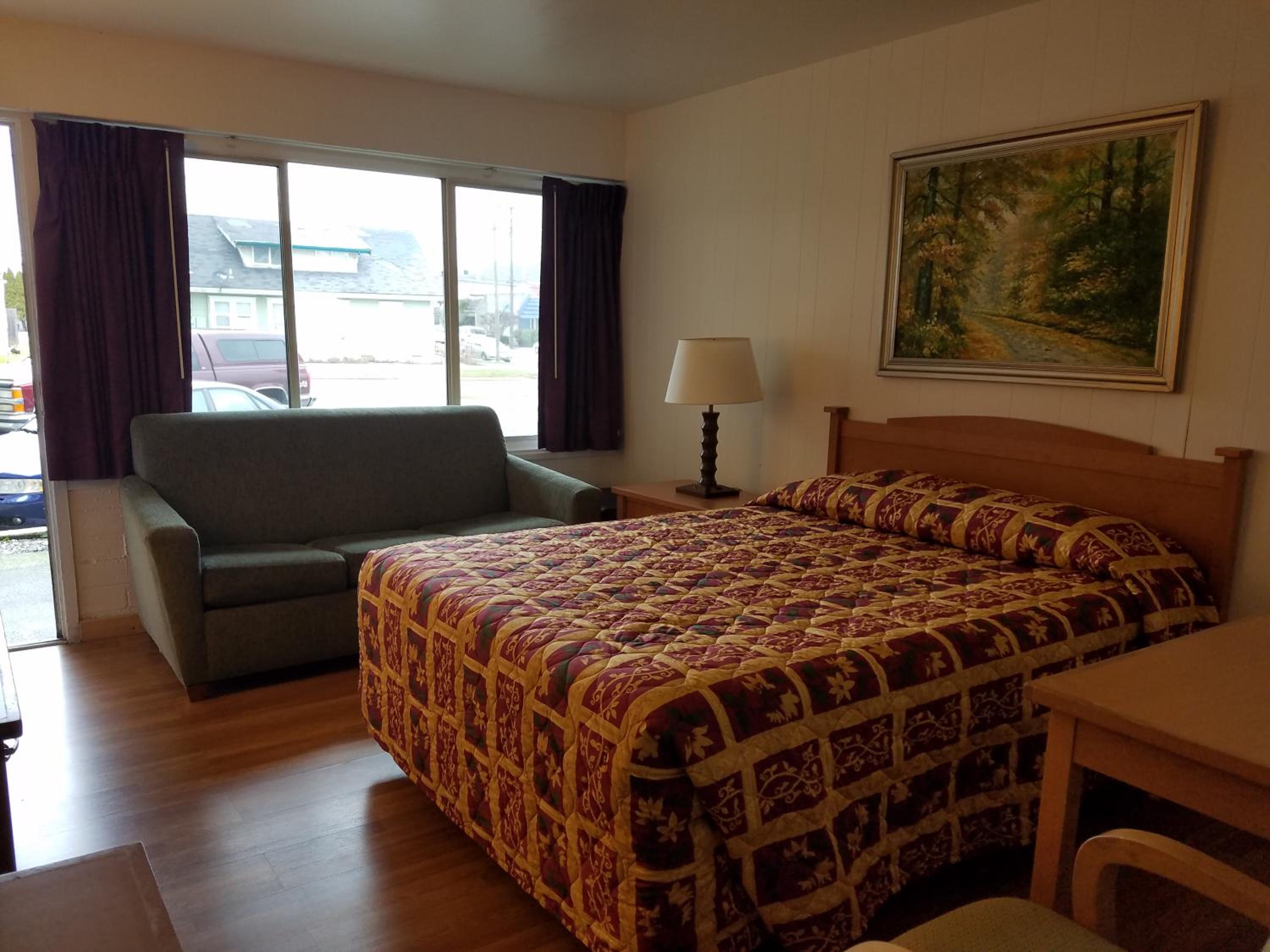 Queen Room with Two Queen Beds - Non-Smoking & Pet Friendly photo 1