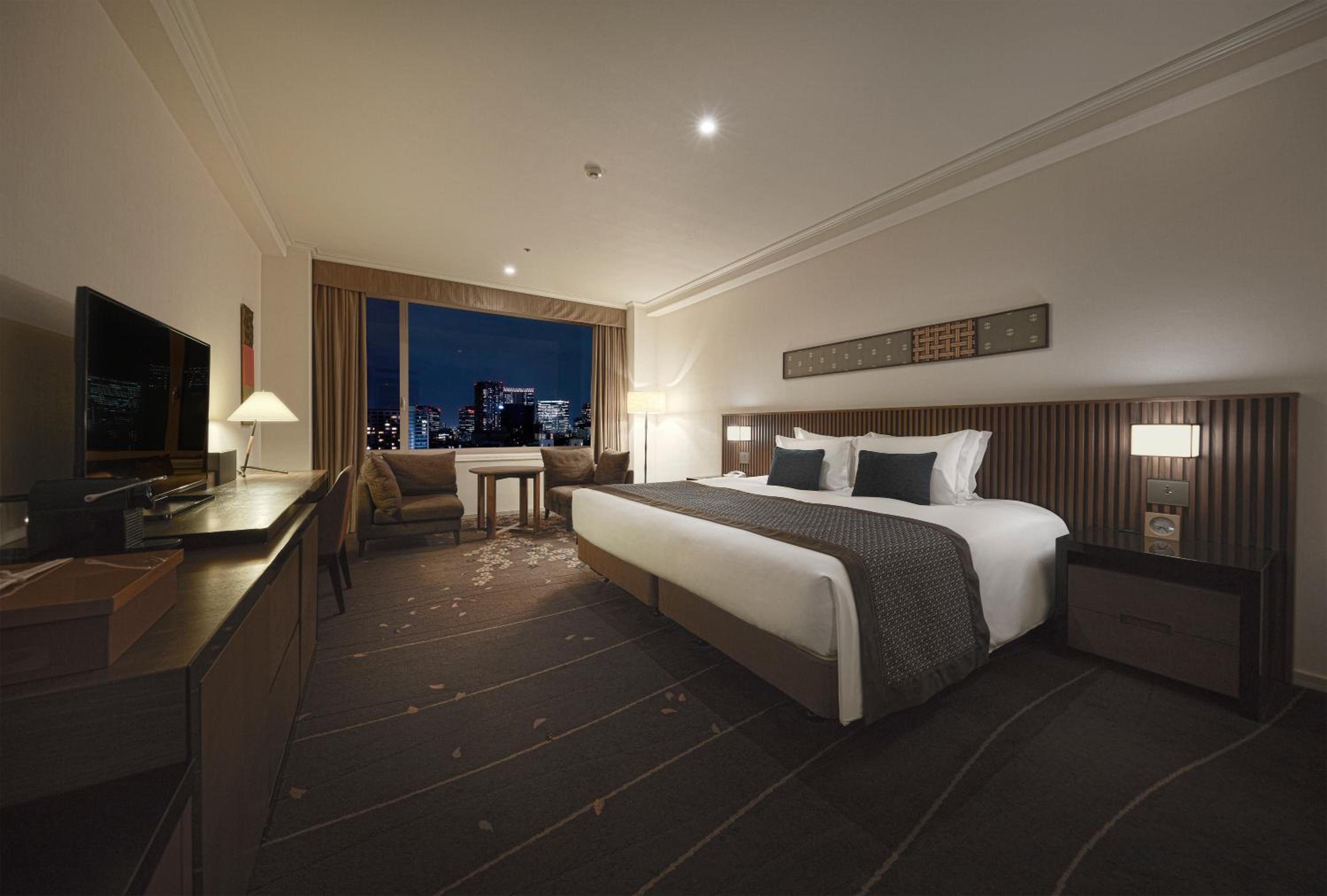 Executive King (Non-Smoking) with Lounge Access and Lounge Breakfast Included + Sauna Access photo 2