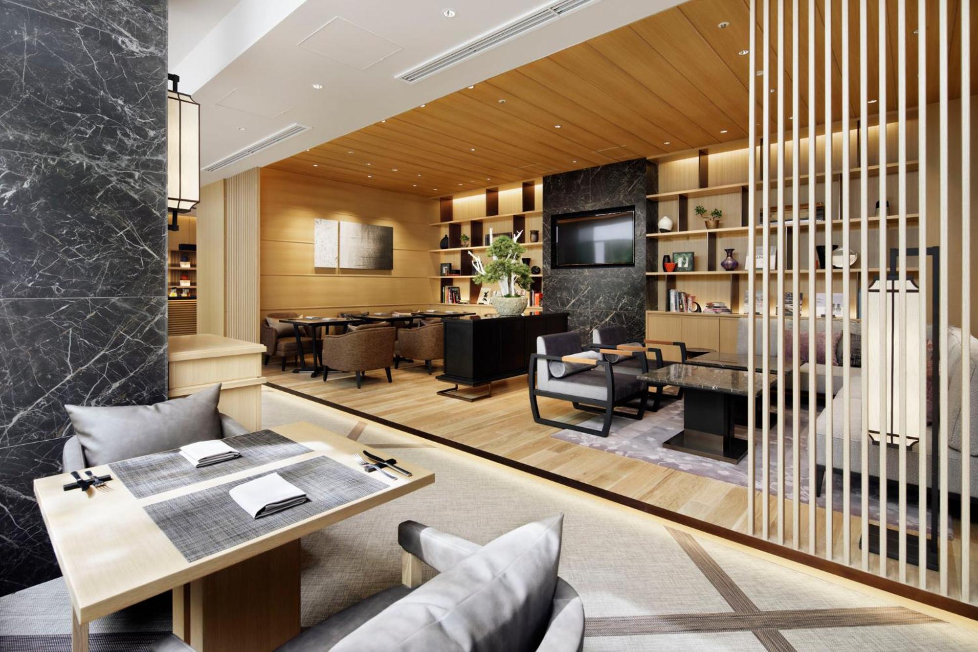 Executive King (Non-Smoking) with Lounge Access and Lounge Breakfast Included + Sauna Access photo