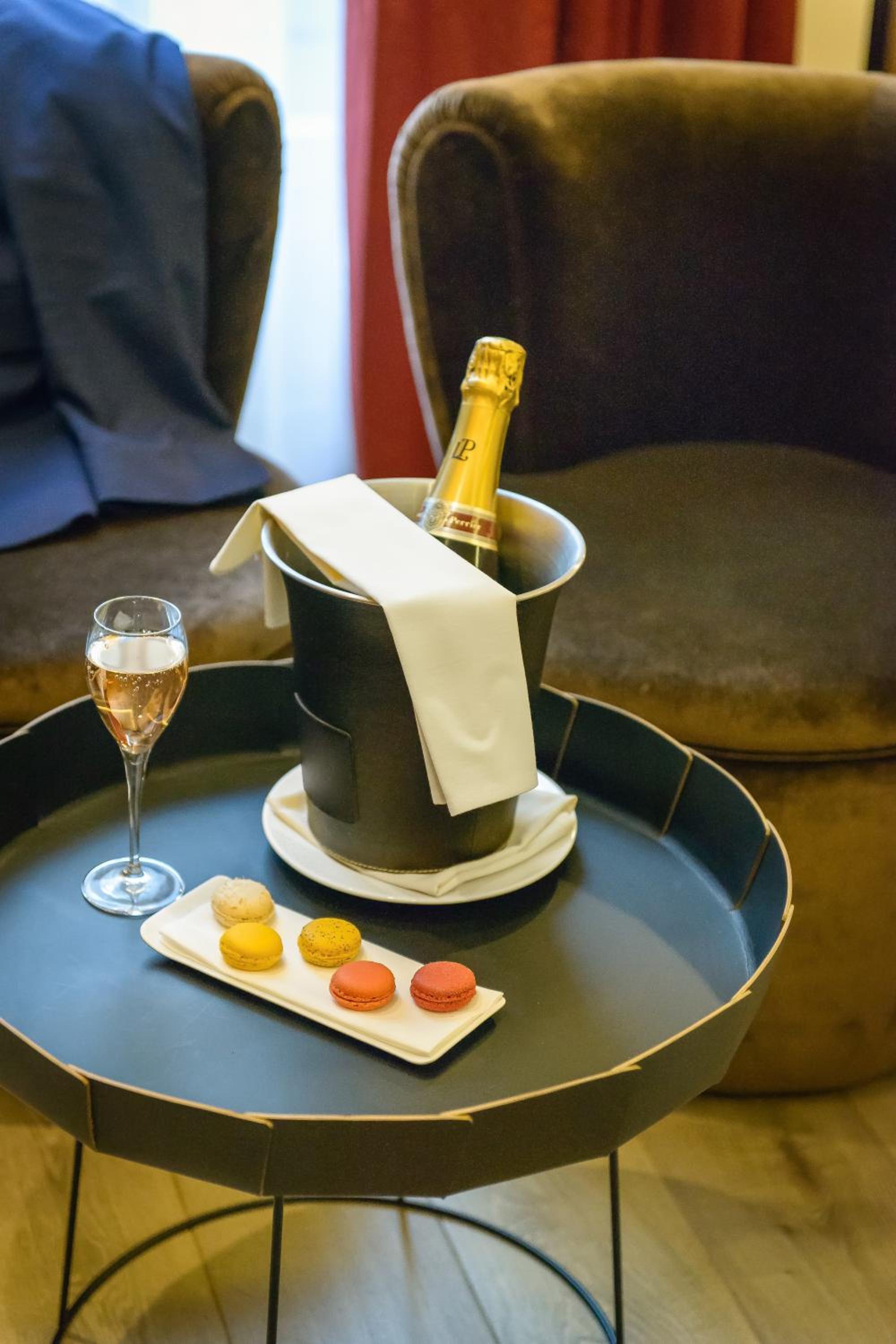 Junior Suite – Eiffel Tower View thumbnail 5