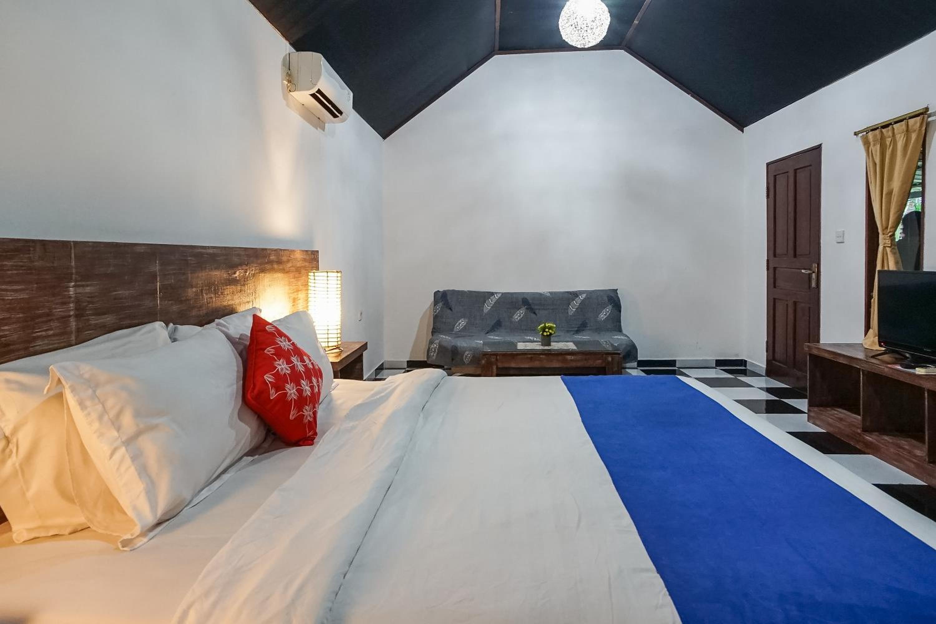 Suite - Photo 1