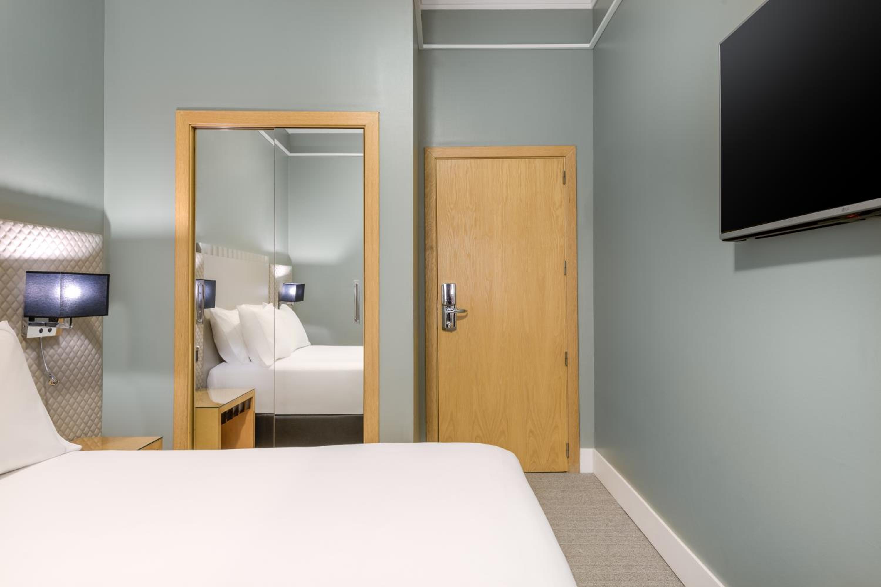 Basic Double or Twin Room - Photo 4