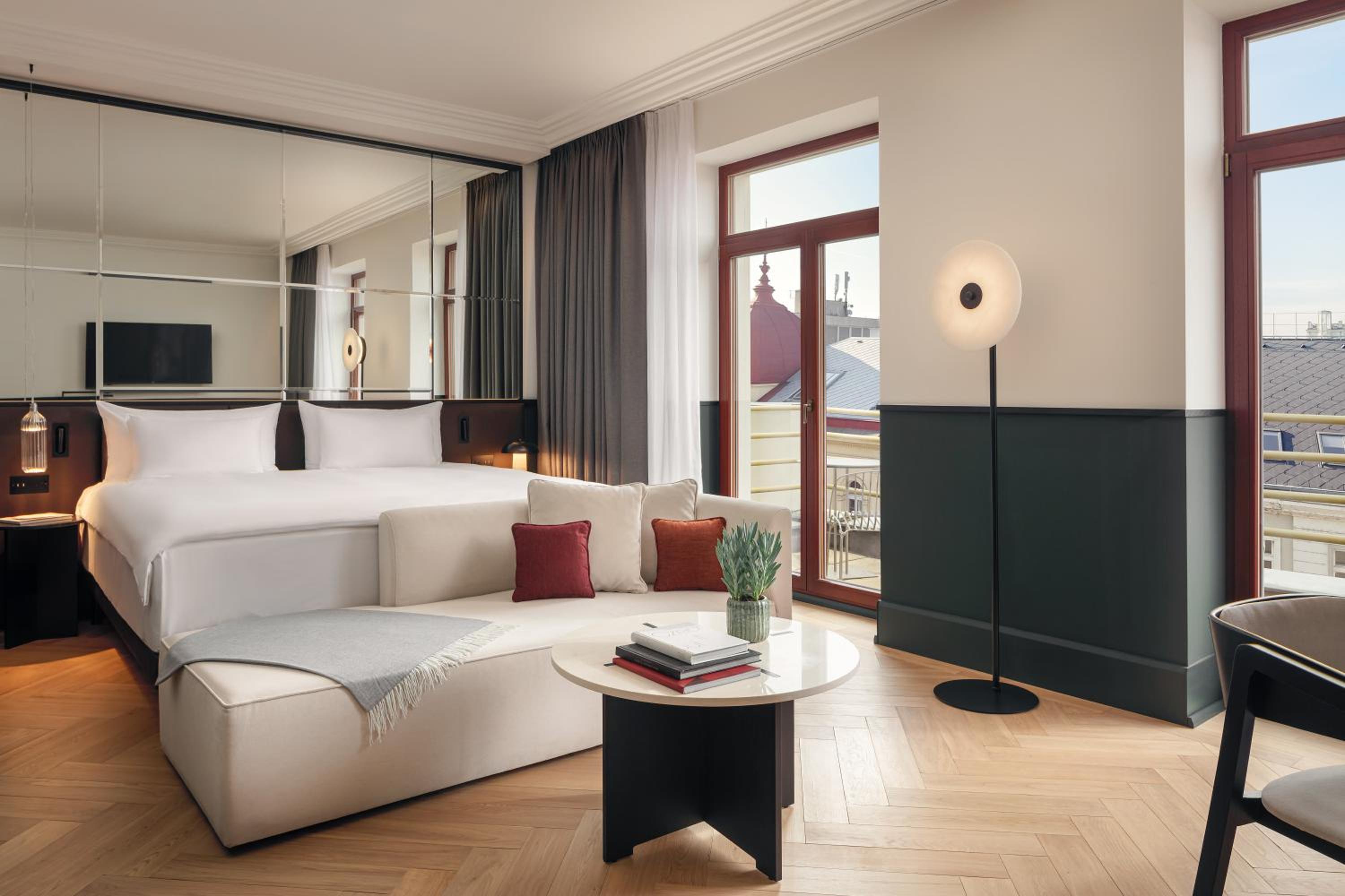 Executive Suite with Balcony - Photo 1