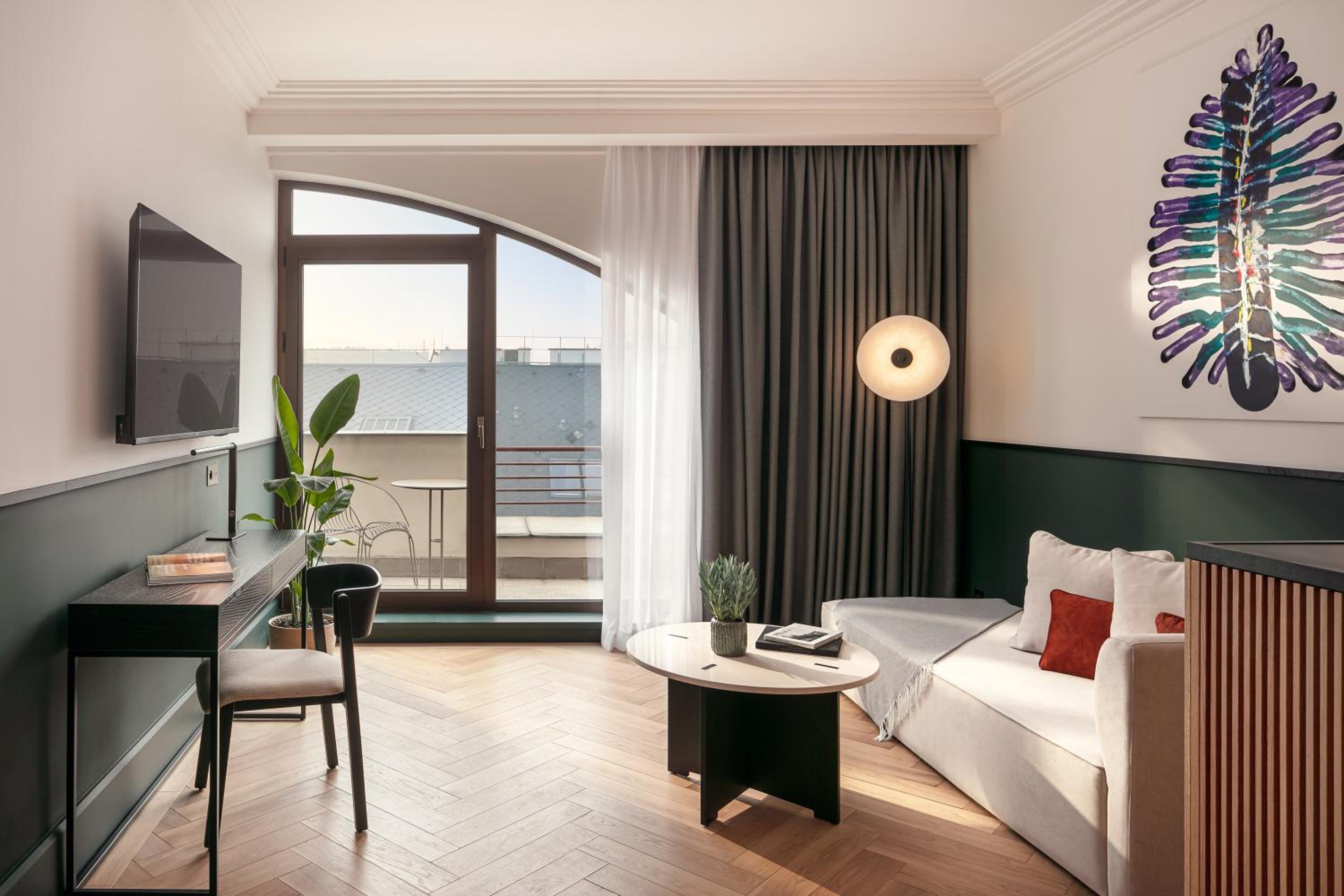 Executive Suite with Balcony - Photo 4