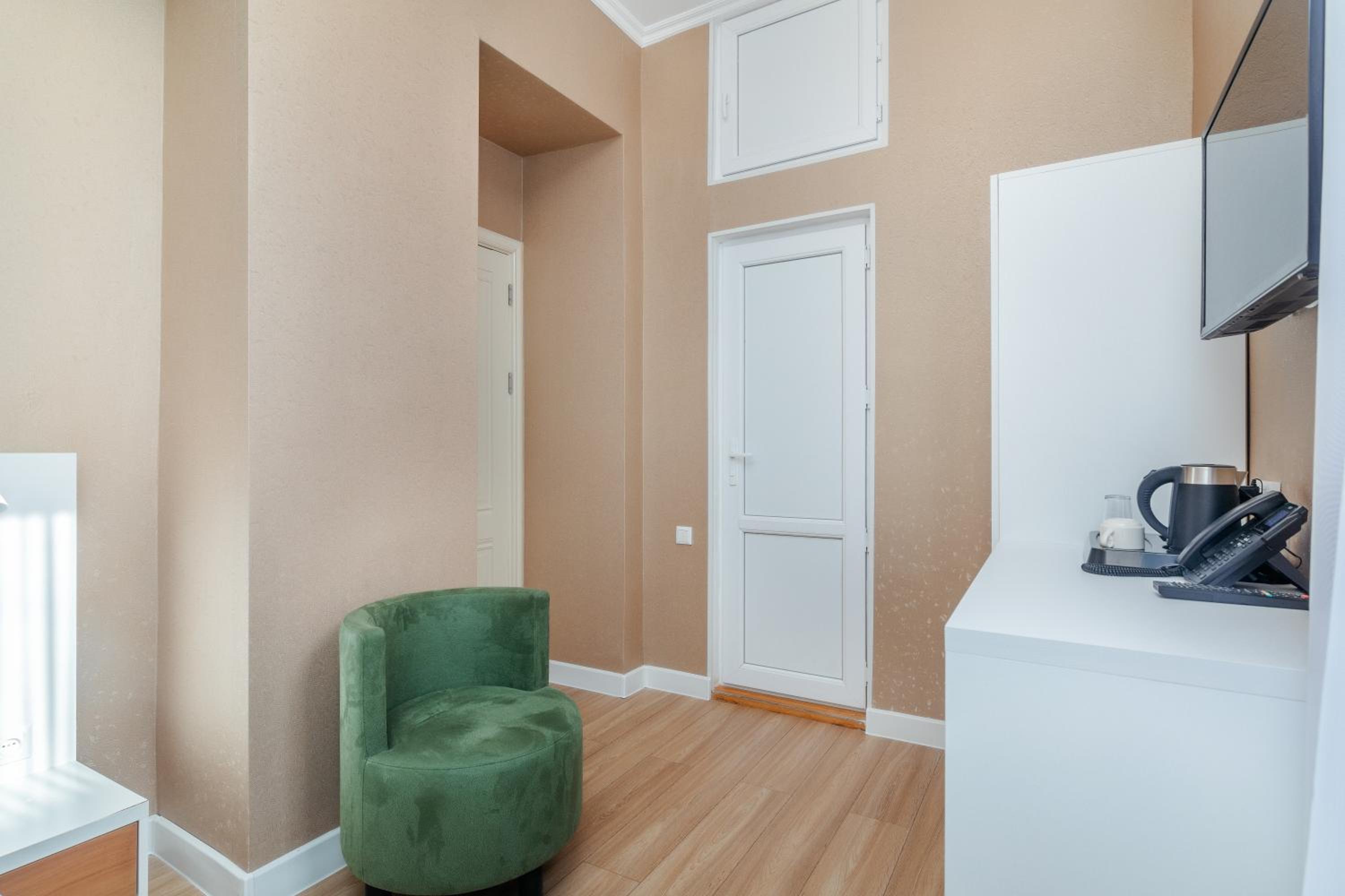 Single Room with Private Bathroom photo 2