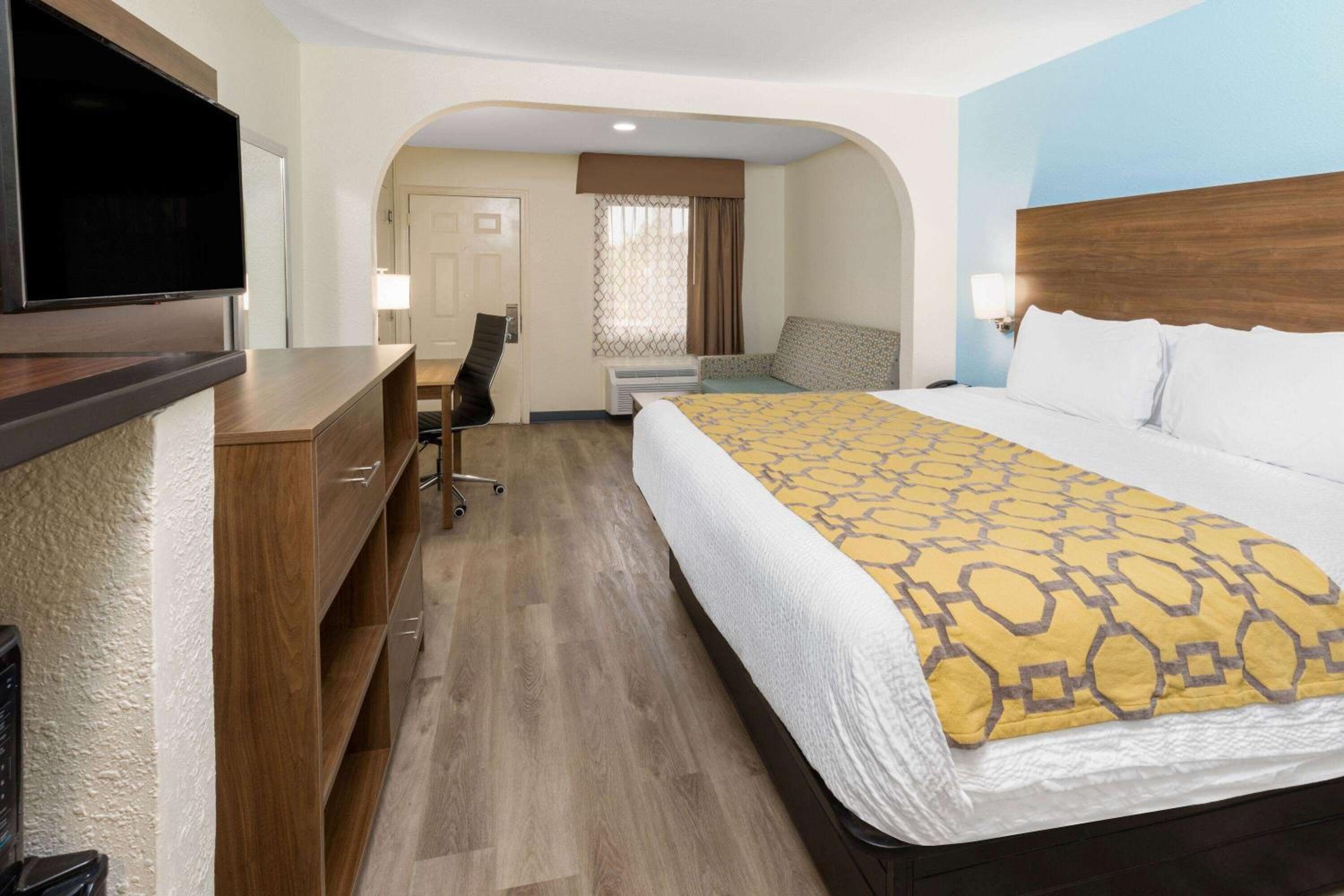 King Room - Mobility Access/Non-Smoking - Photo 10
