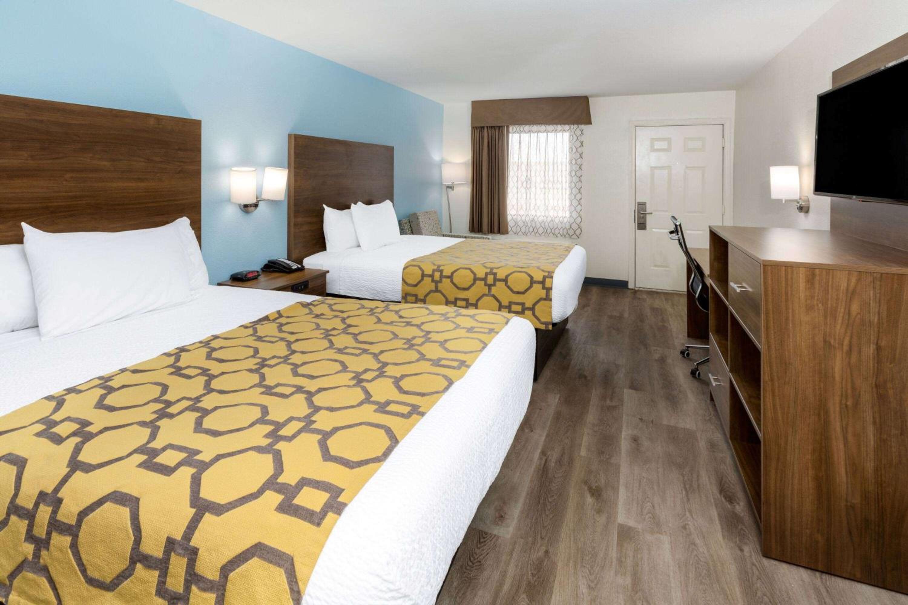 Queen Room with Two Queen Beds - Non-Smoking - Photo 3