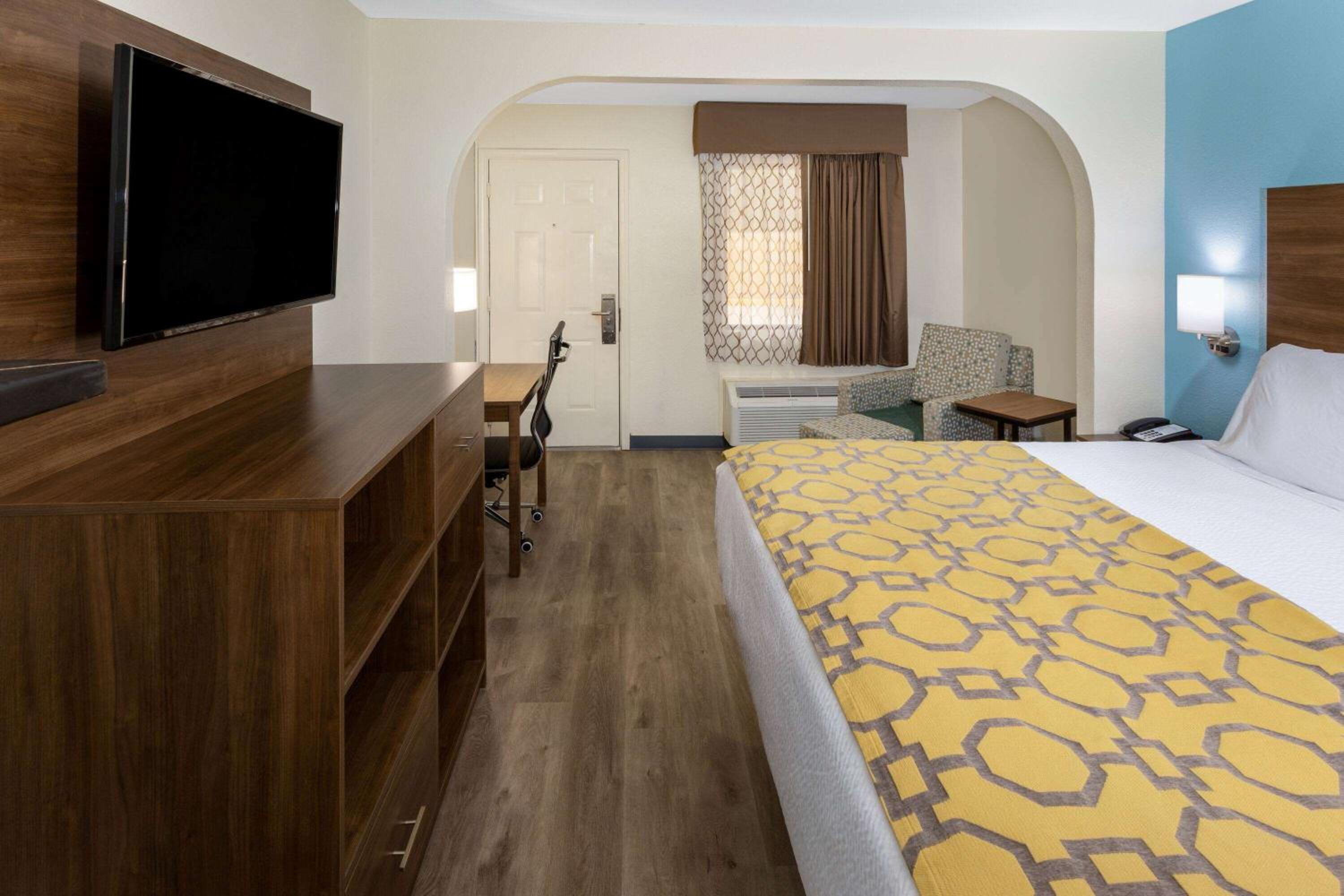 Deluxe King Room - Non-Smoking - Photo 5