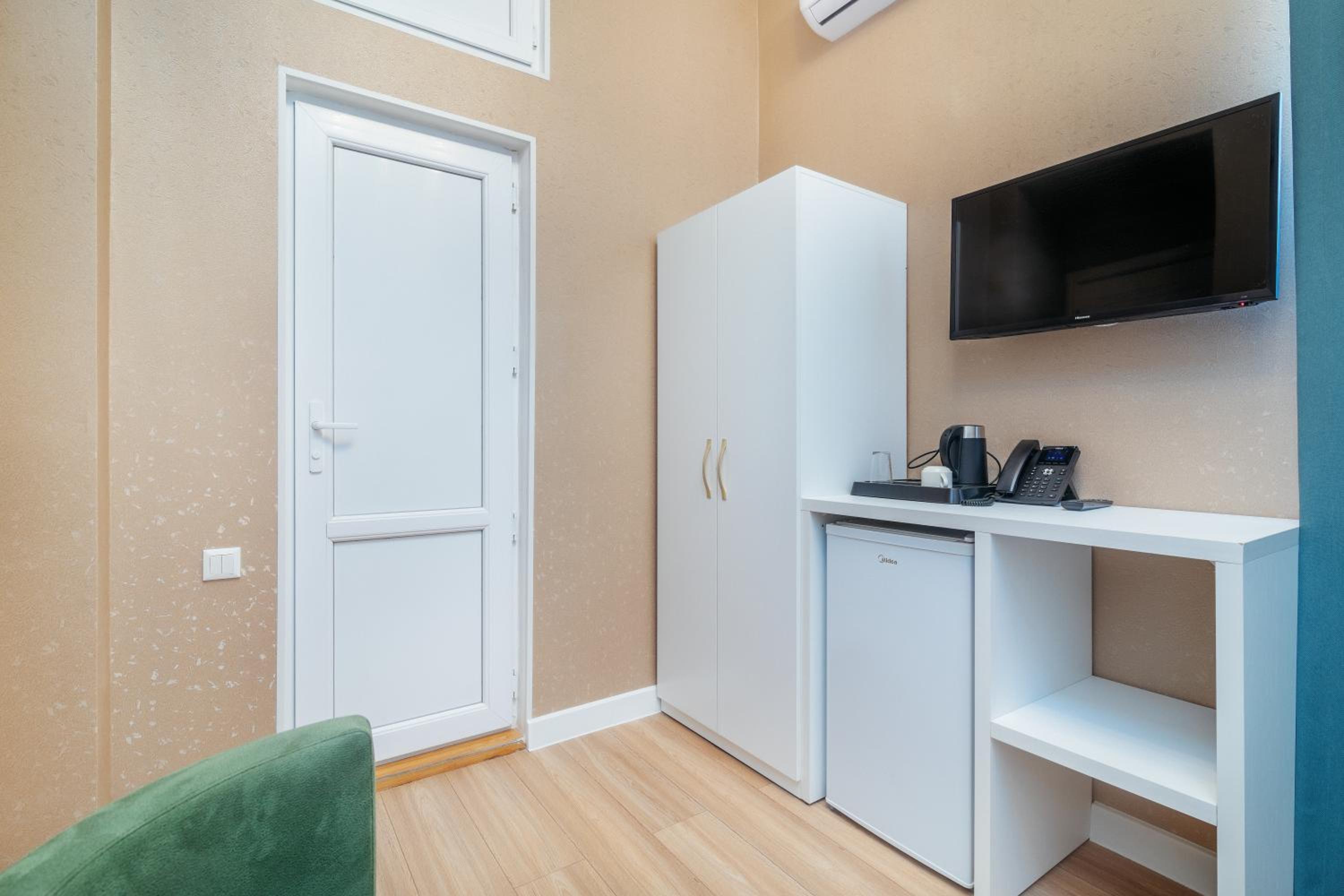 Single Room with Private Bathroom photo 3