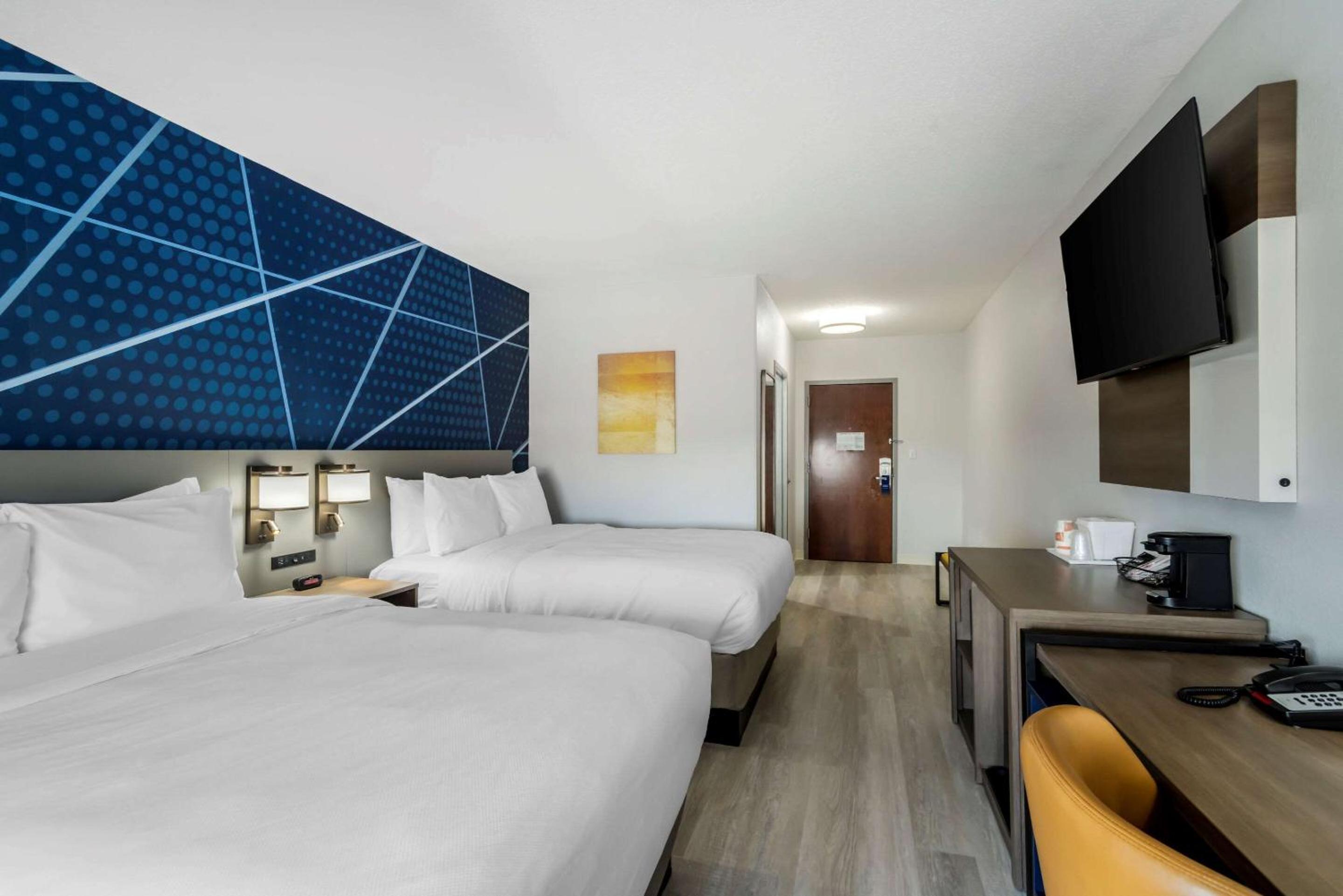 Queen Room with Two Queen Beds - Non-Smoking - Photo 1
