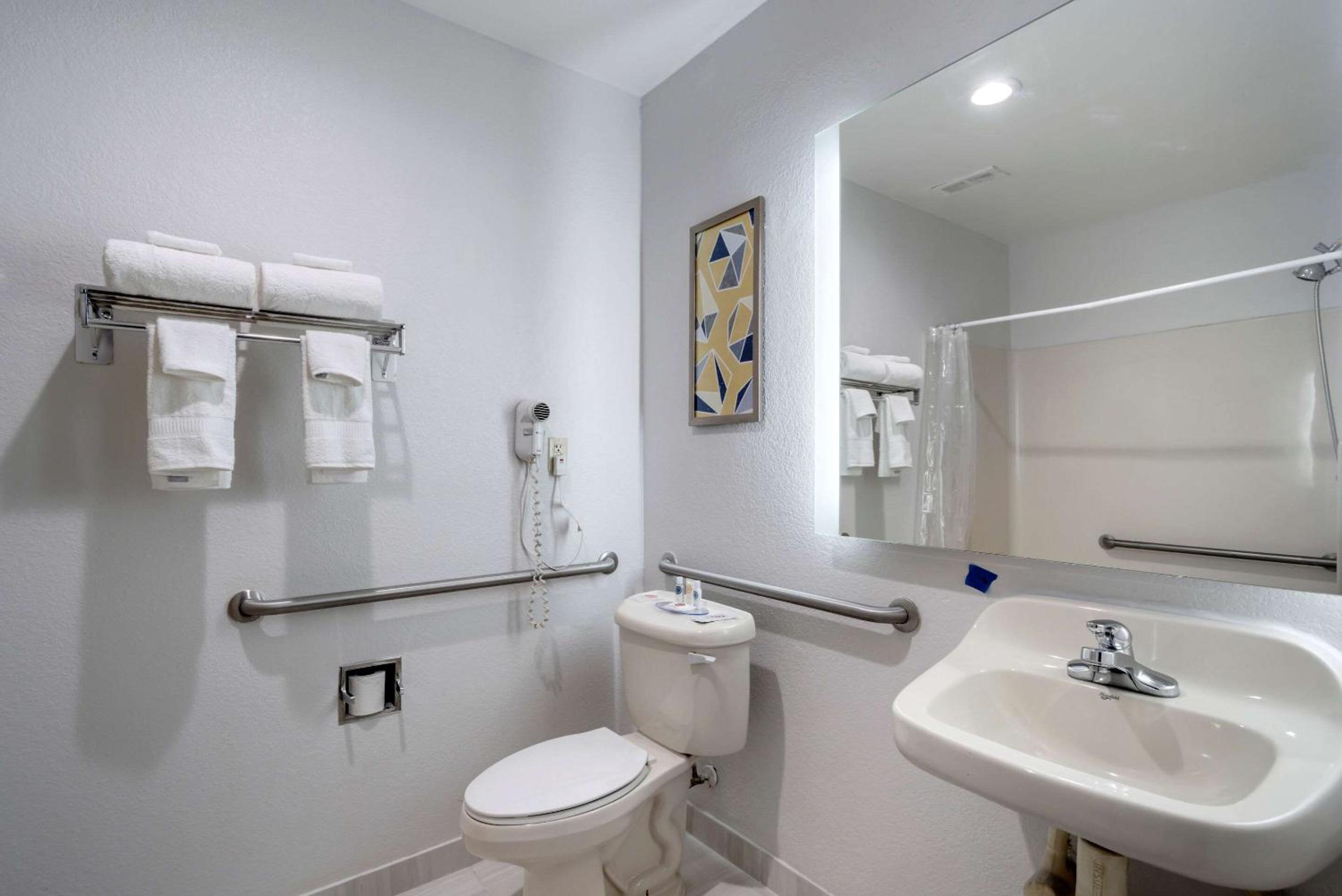 Queen Room with Two Queen Beds - Disability Access - Photo 4