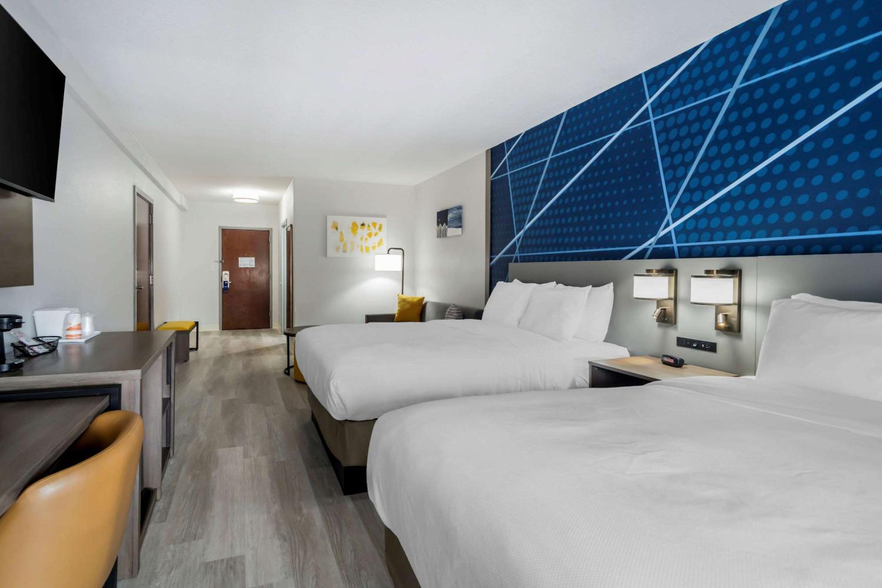 Queen Suite with Two Queen Beds and Sofa bed - Non Smoking/Upper floor - Photo 2