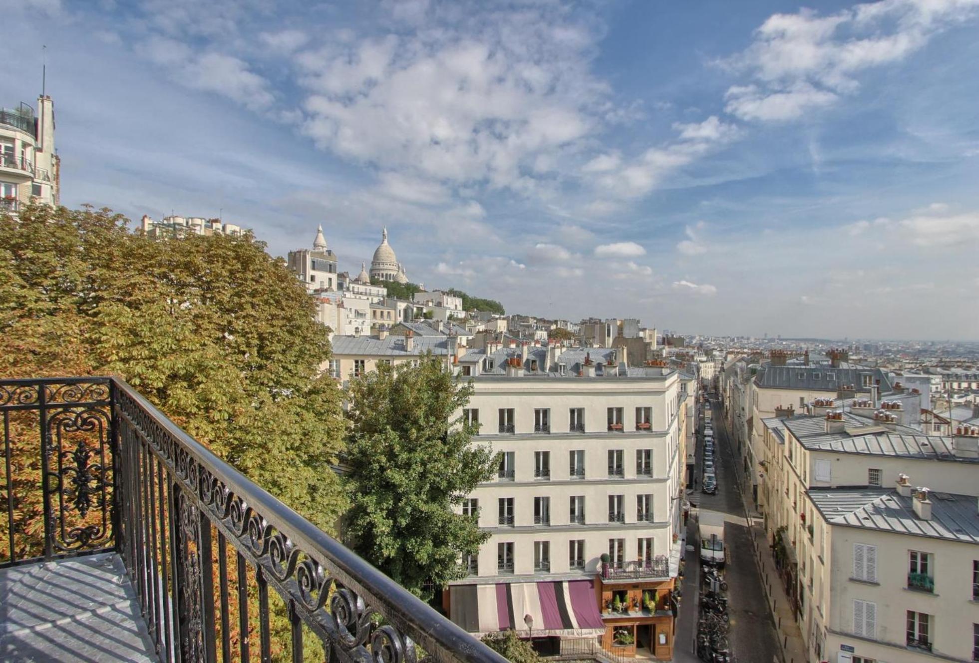 Superior Triple Room with Balcony and Eiffel Tower and Sacre Coeur View photo 3