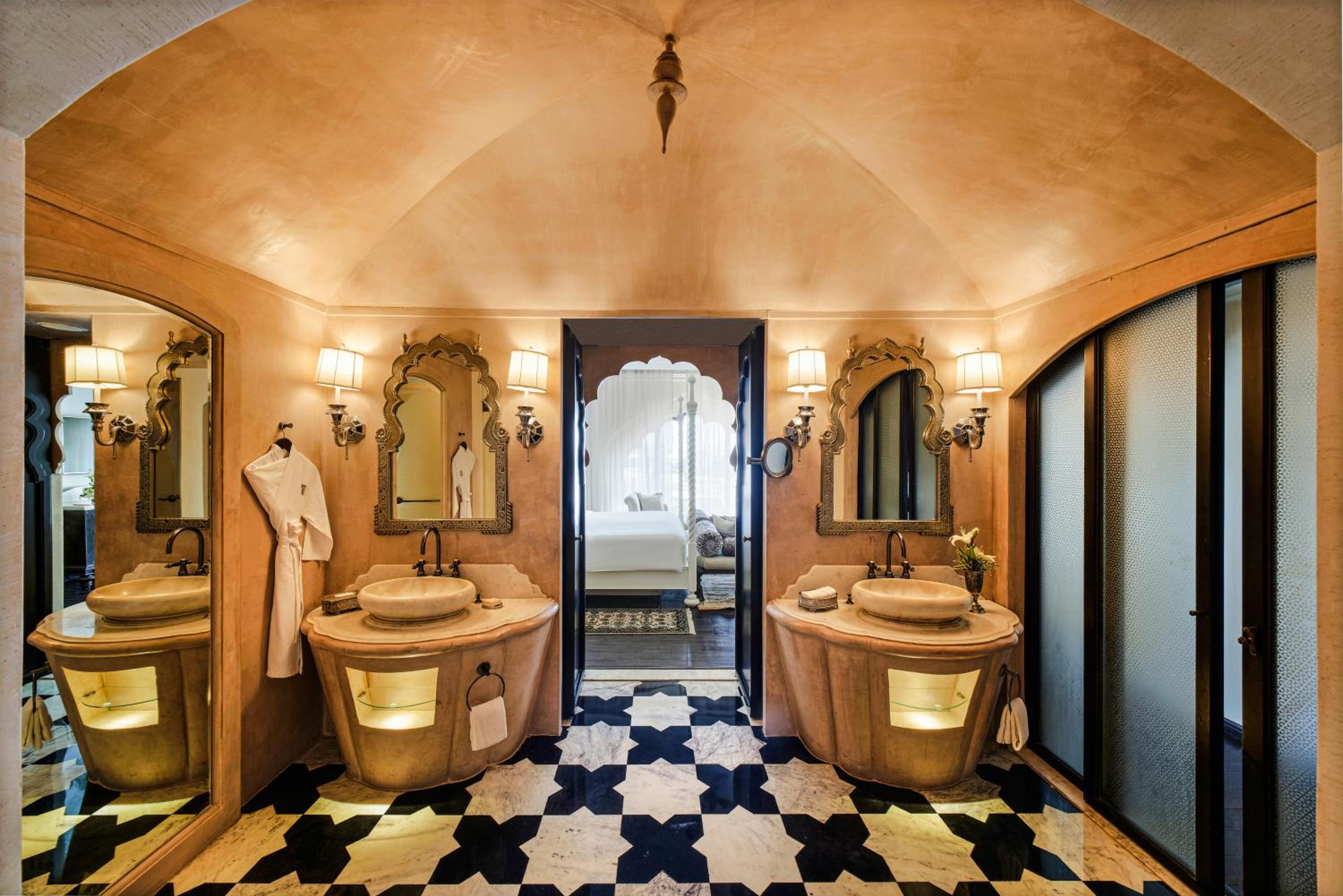Deluxe Room Twin (Non Smoking):2 complimentary craft beers or signature cocktail at Anjum per room per stay, Happy Hours (Buy 1 Get 1) at Anjum Bar on Select beverages,20% off on Food & Soft Beverage and Laundry, Set dinner for couple at Zarin@INR 5000++  - Photo 6