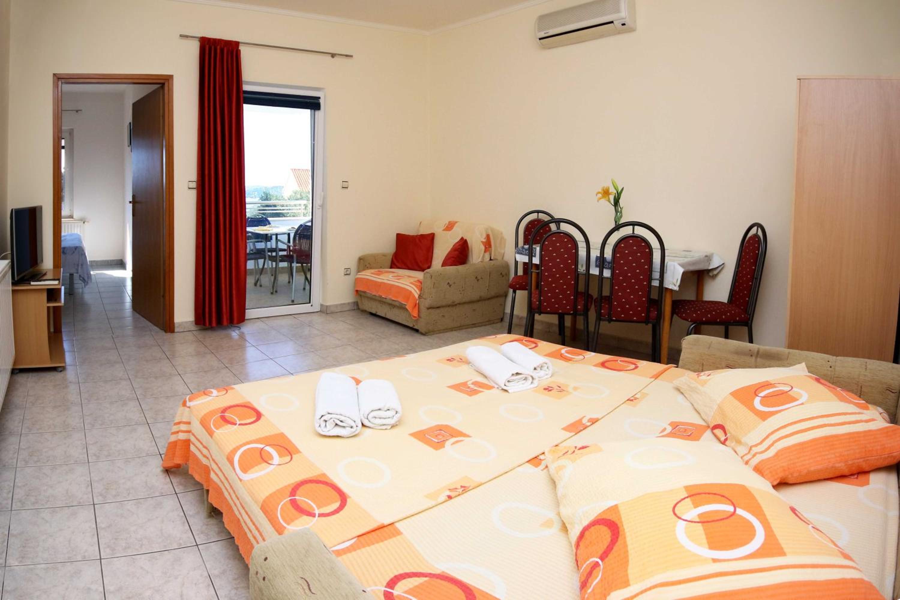 One Bedroom Apartment with Balcony and Sea View